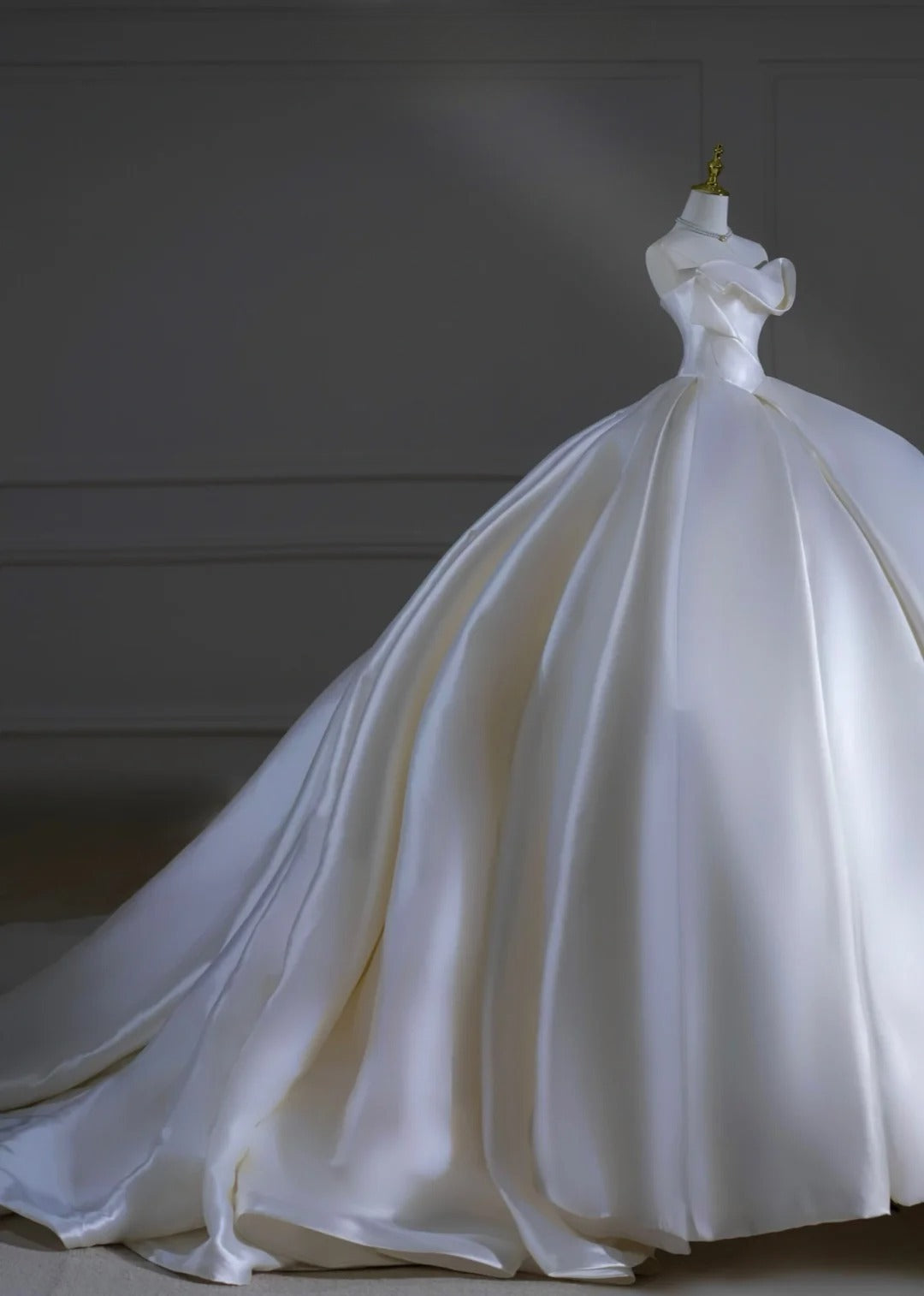 Robe de mariée longue et romantique blanche, style bal, décolleté cœur, avec traîne, AS510