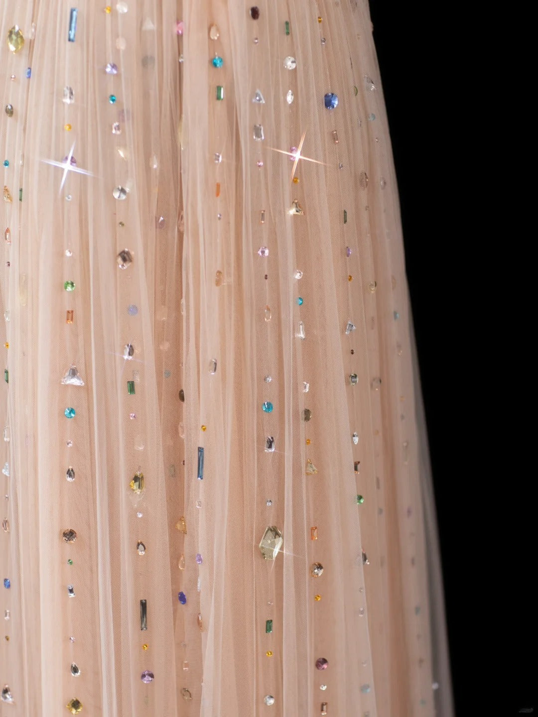 Elegantes, langes, formelles Abendkleid in A-Linie mit Spaghettiträgern aus champagnerfarbenem Tüll – perfekt für Dinnerpartys und festliche Anlässe (AS609).
