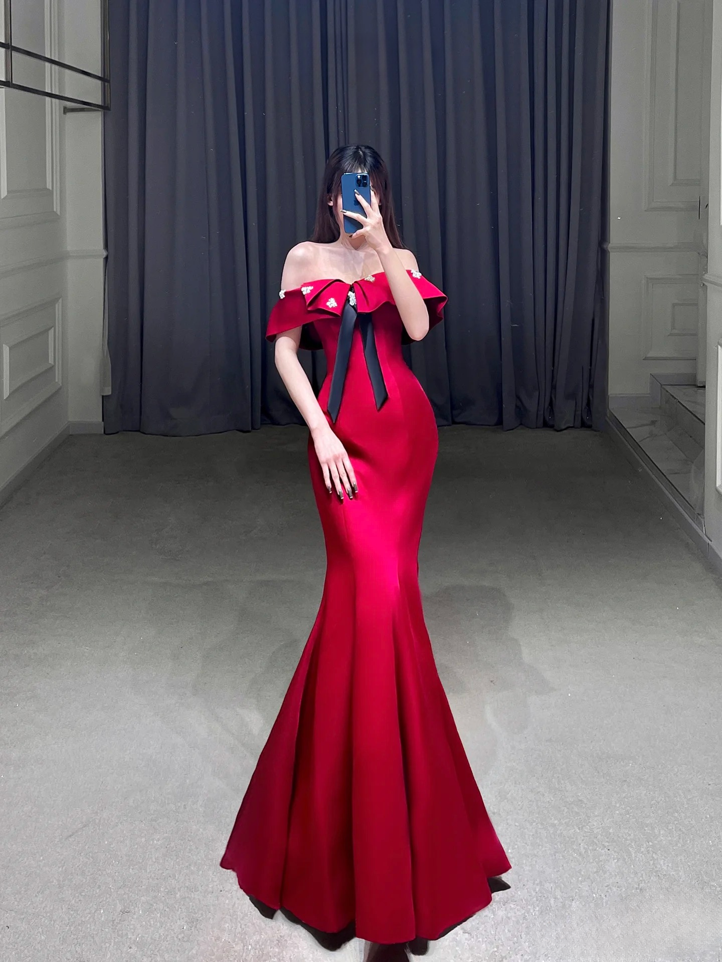 Meerjungfrau Schulterfrei Rot Satin Bodenlang Atemberaubende Ballkleider 2026 Inspiration Ballkleid Prinzessin Abschlussballkleid AU013