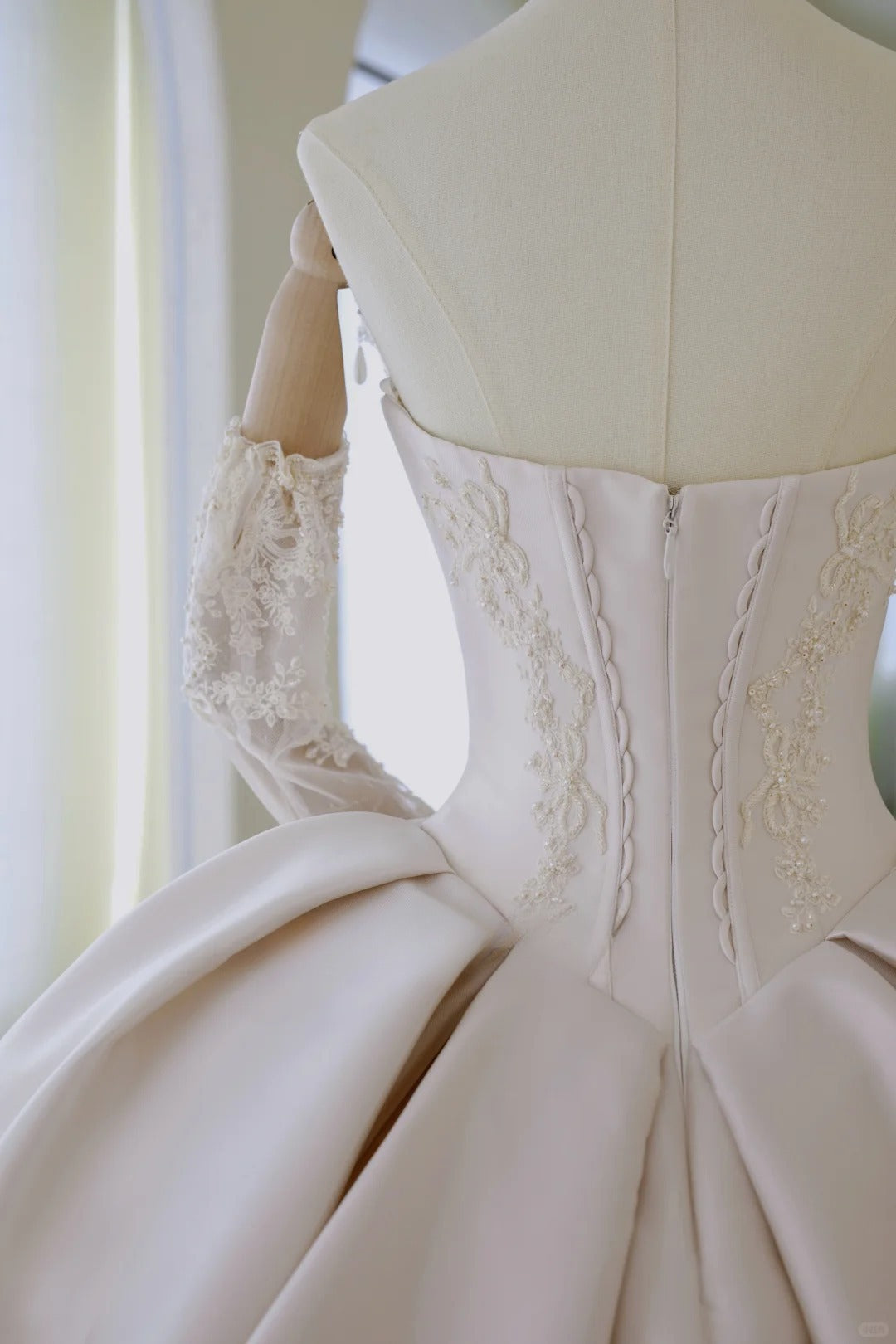 Whimsical Ball Gown Strapless Satin Fitted Long Lace Wedding Dress Bride Gowns Wedding Dresses AU015