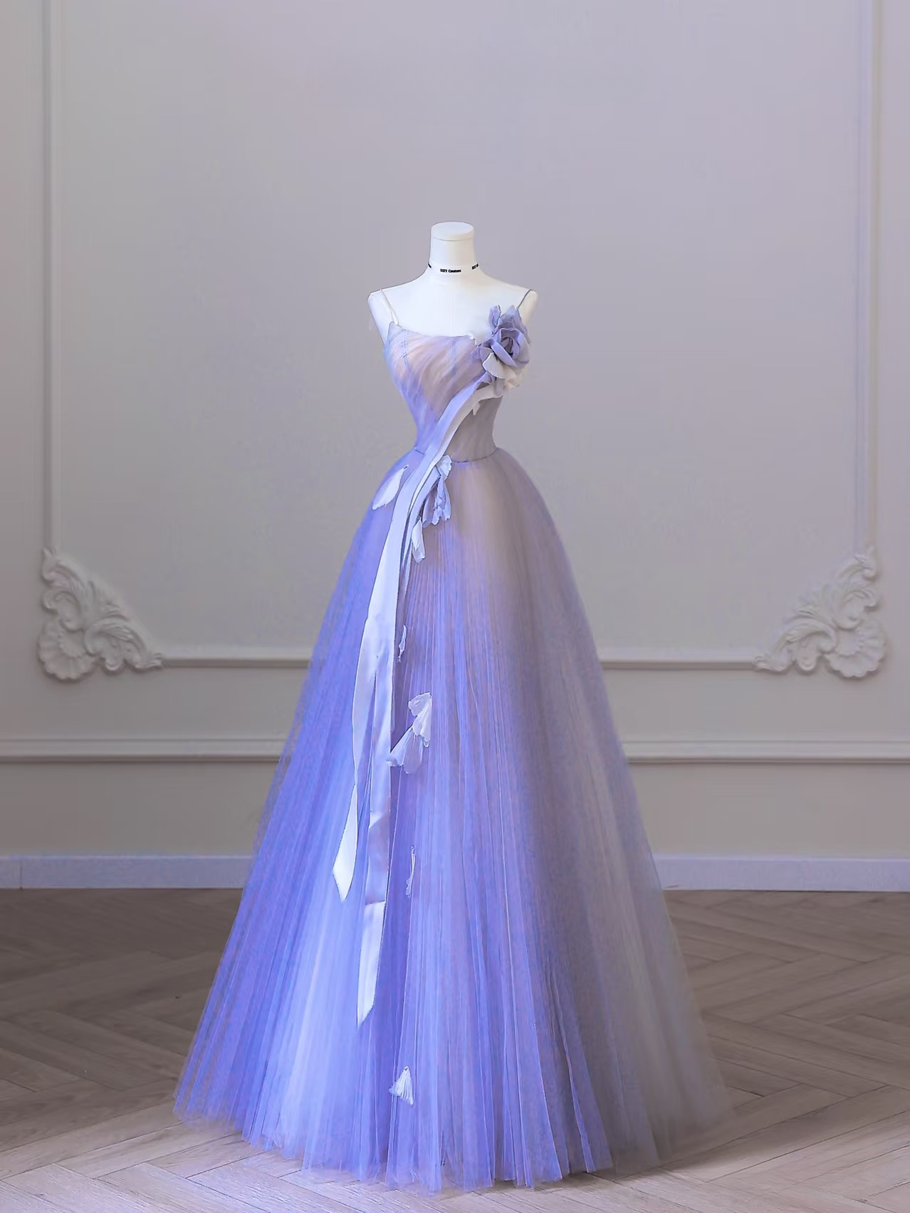 Elegantes Ballkleid mit Spaghettiträgern, ärmellos, lila Tüll, bodenlang, tolle Ballkleid-Inspirationsideen, Ballkleider, Abschlusskleid AU019