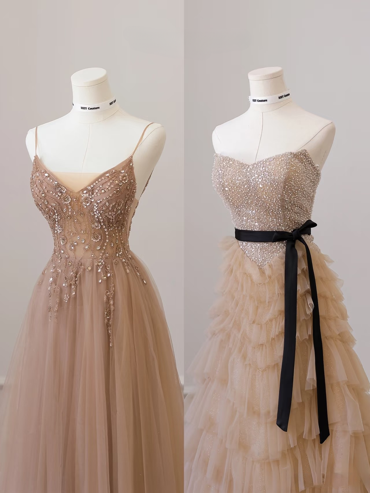 Elegantes, trägerloses, ärmelloses A-Linien-Kleid aus champagnerfarbenem Tüll in bodenlanger Länge. Tolle Inspirationsideen für Abschlussballkleider. Abschlussballkleider AU020