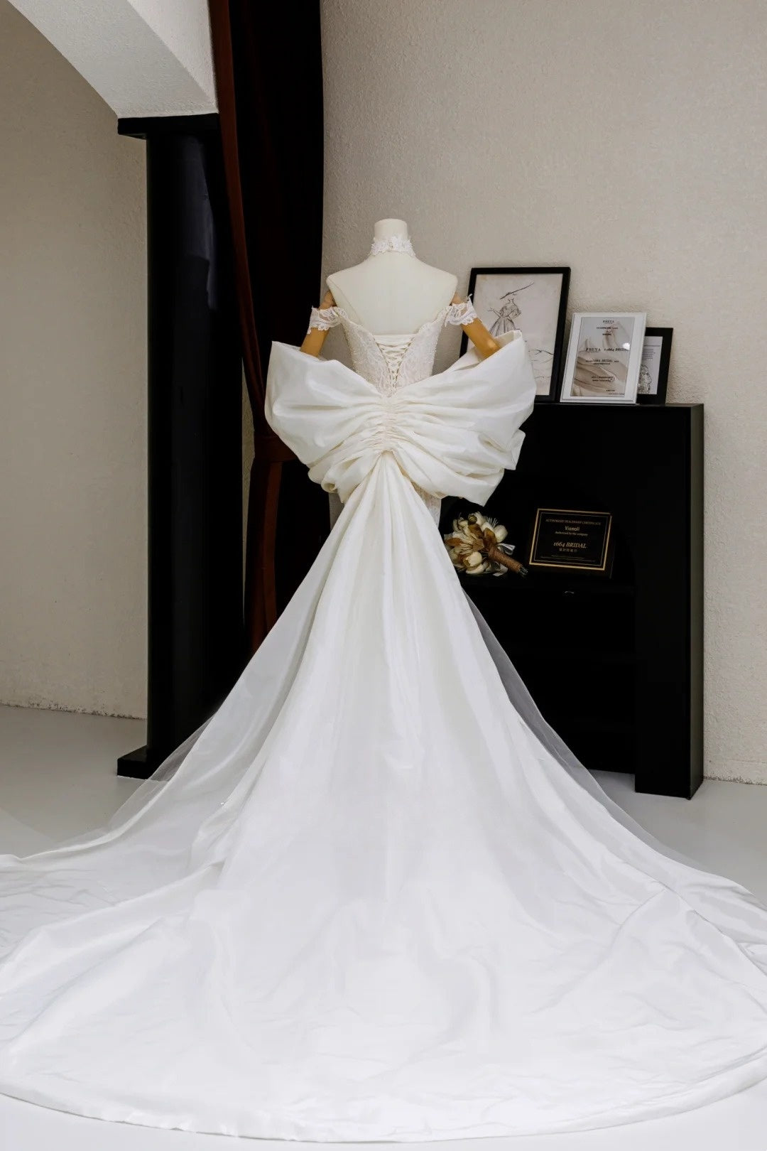 Romantisches Meerjungfrauen-Brautkleid für Damen mit schulterfreiem Ausschnitt, applizierten kurzen Ärmeln, weißer Spitze und Tüllschleppe, AU022