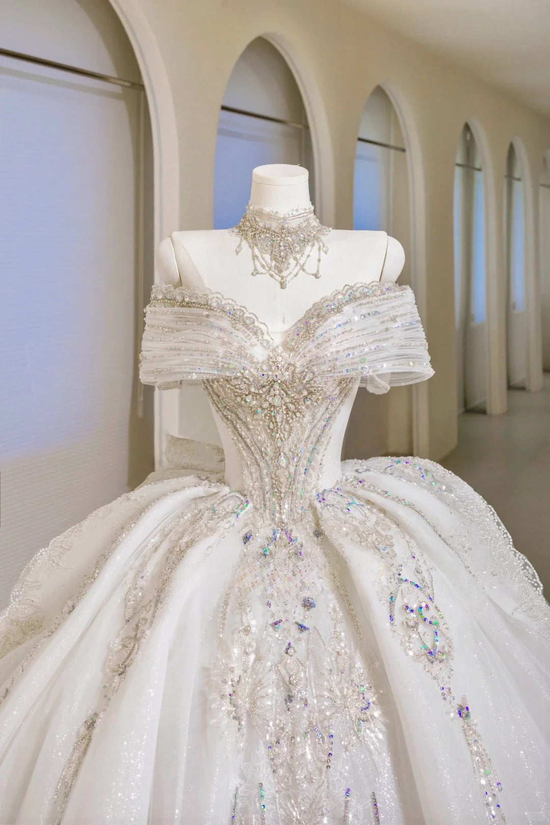 Robe de bal romantique pour femme, épaules dénudées, manches courtes en dentelle blanche et tulle ornées d'appliqués, traîne balayée, modèle AU023