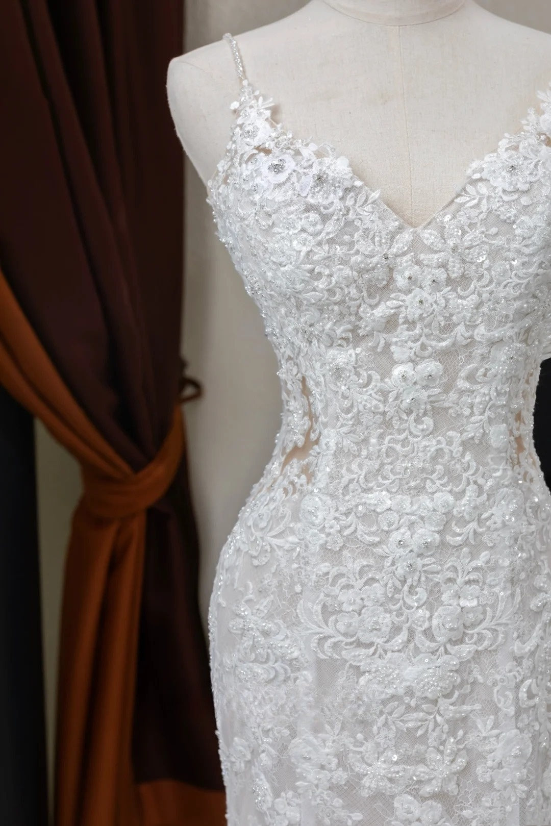 Robe de mariée longue blanche à fines bretelles en tulle et dentelle, style sirène, pour femme (AU027)
