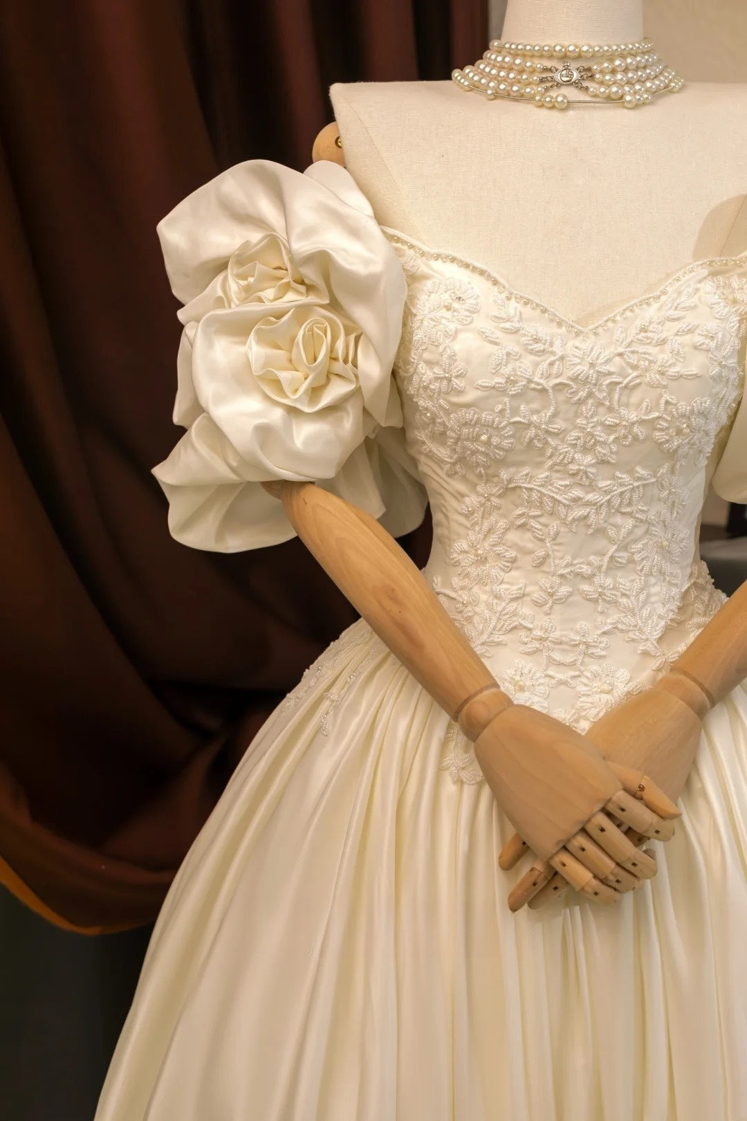 Romantic Women's Ball Gown Sweetheart With Sleeves Appliqued Ivory Lace Satin Sweep Train Wedding Dresses AU029