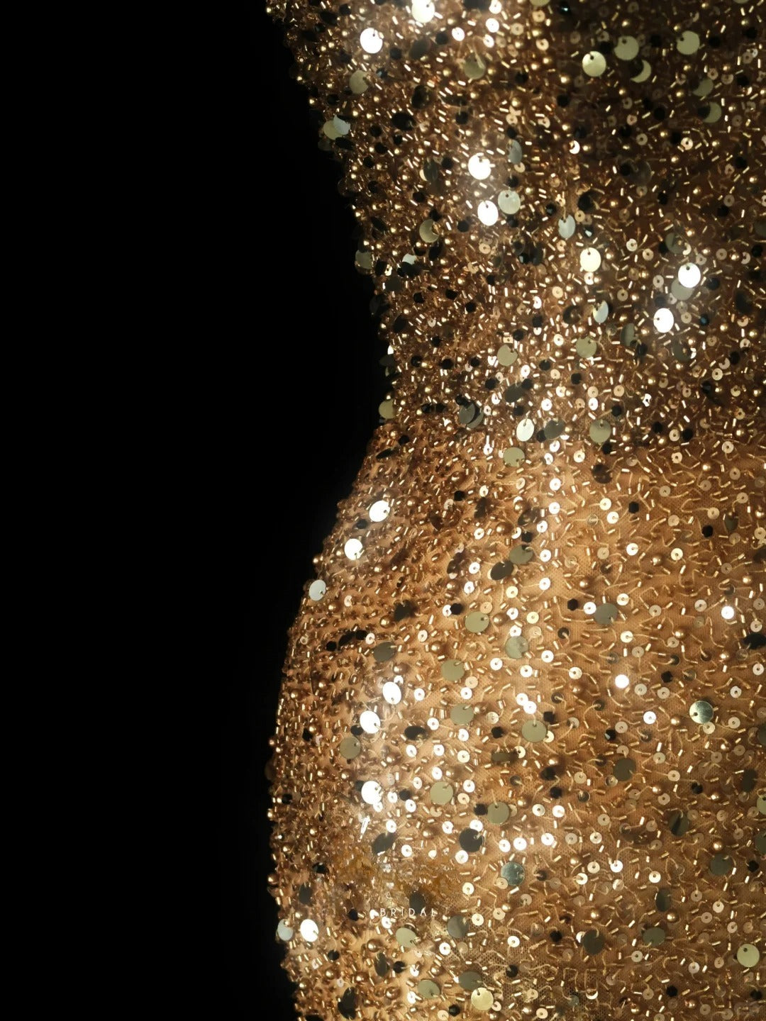Robe de bal longue sirène à sequins dorés et décolleté cœur, inspiration DH2935