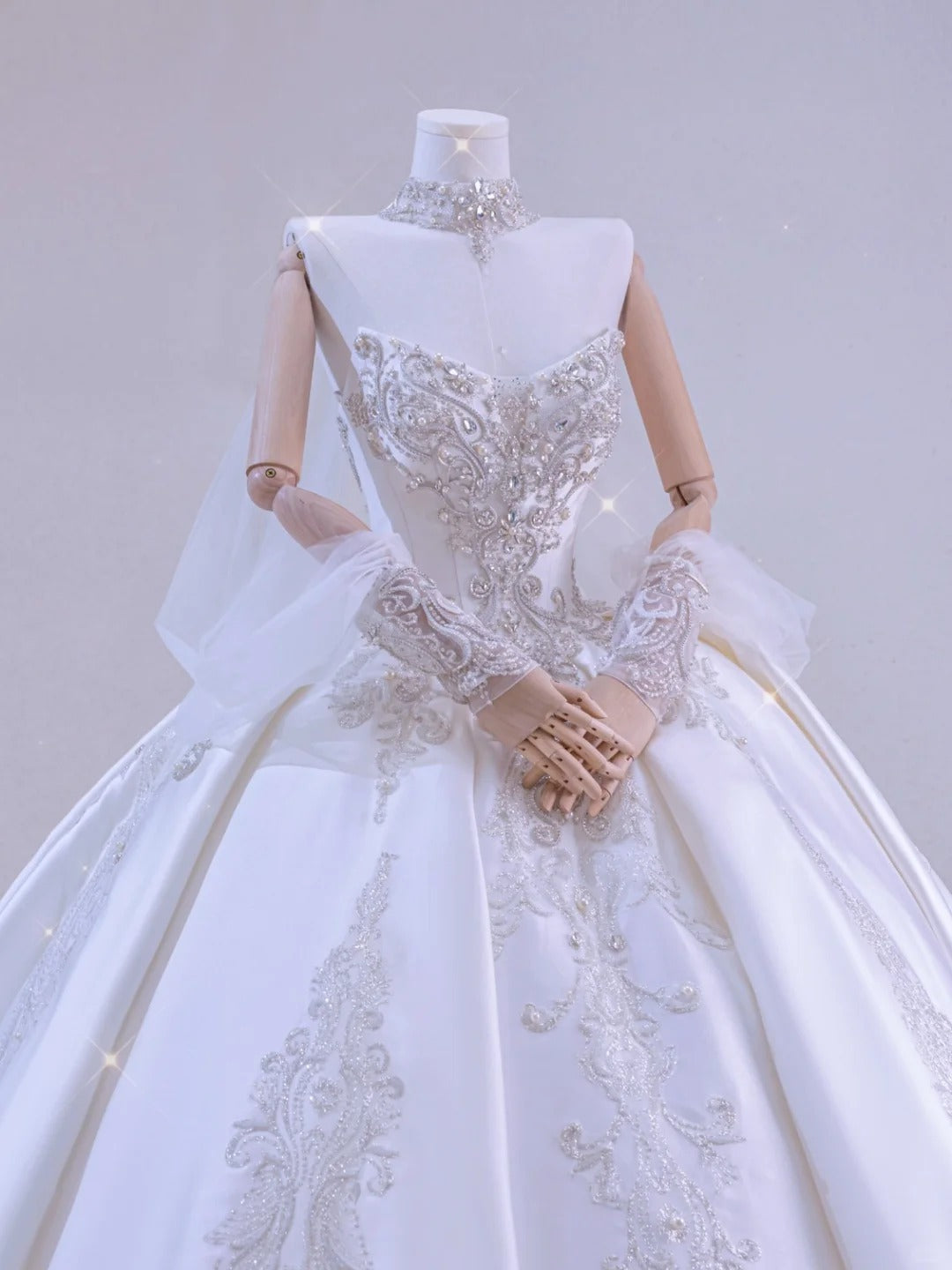 Robe de bal romantique pour femme, décolleté cœur, manches longues, dentelle blanche appliquée, satin, traîne balayée, robe de mariée AU032