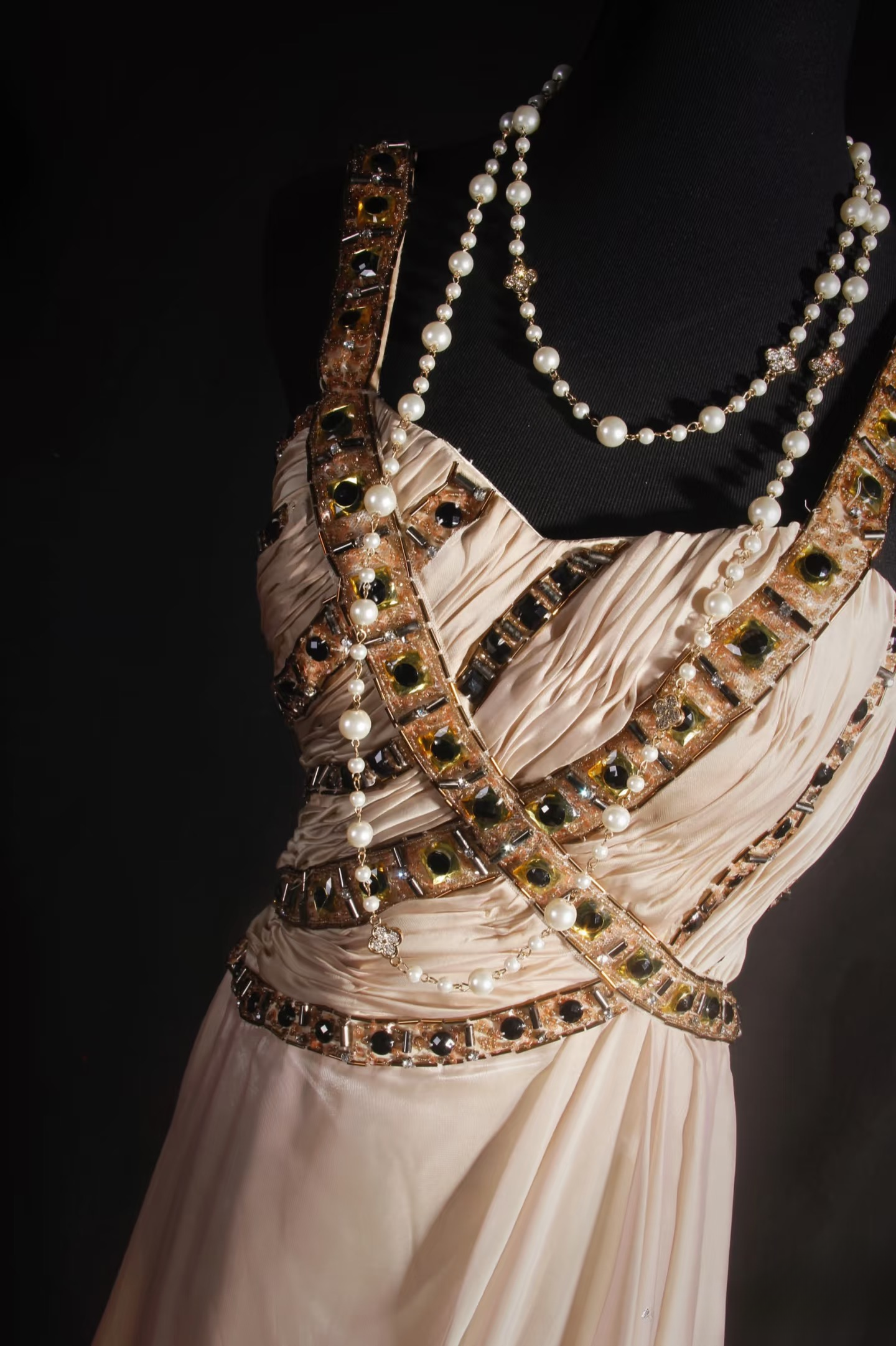 Robe de bal longue vintage trapèze à bretelles ornée de perles dorées, inspiration années 80, en mousseline. Robe de soirée/bal AU034
