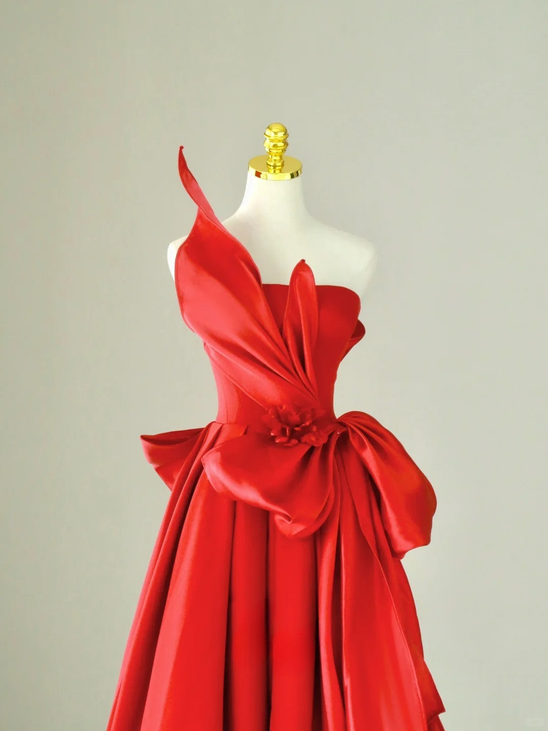 Robe de bal longue en satin rouge, sans bretelles, coupe trapèze, sans manches, référence AU063