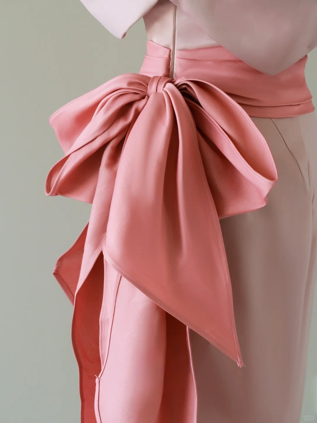 Robe de bal sirène simple, décolleté cœur, satin rose poudré, manches courtes, robe longue AB222