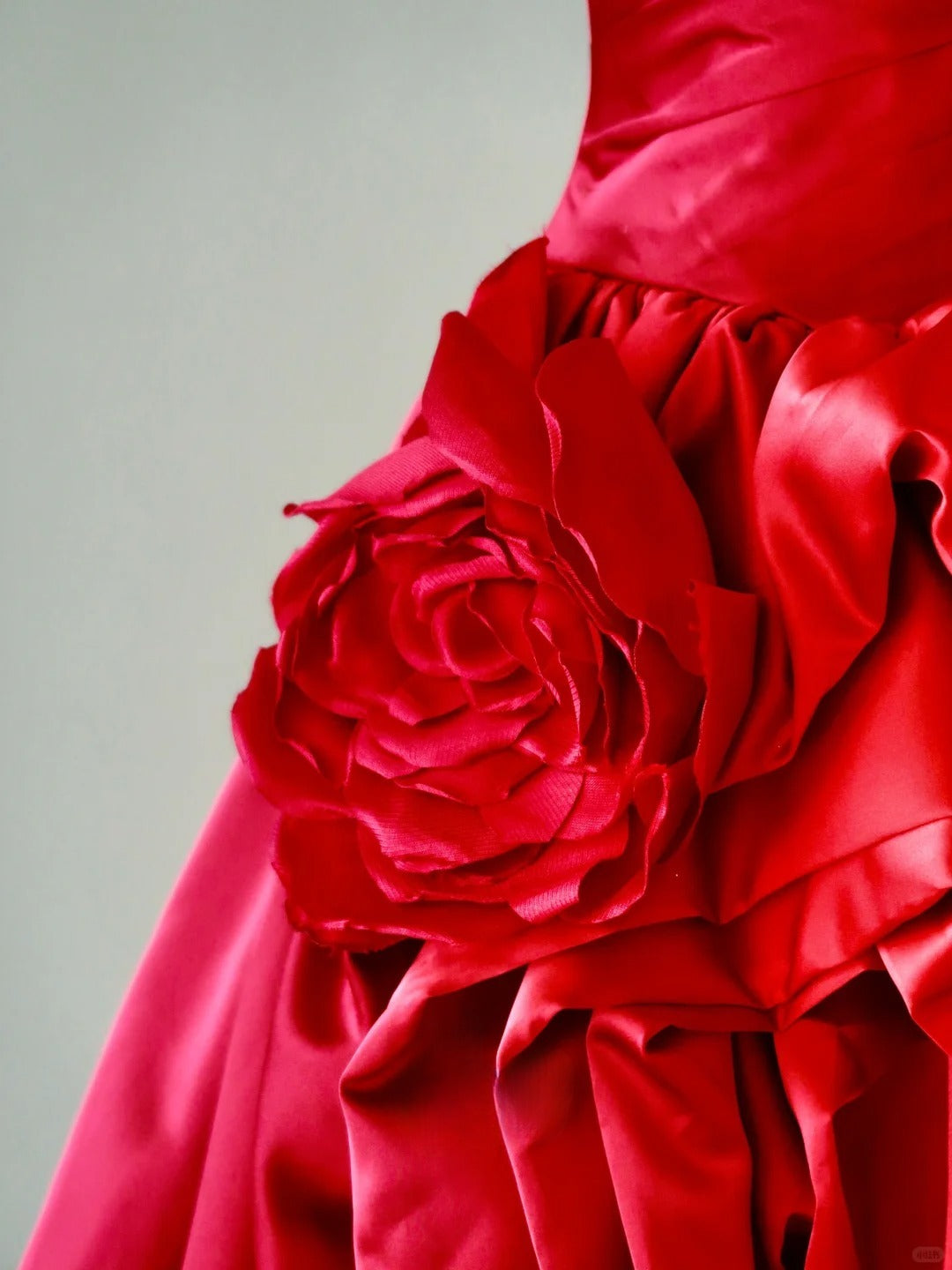 Robe de bal charmante, décolleté cœur, en satin rouge, longue, robe de bal fleurie AU071