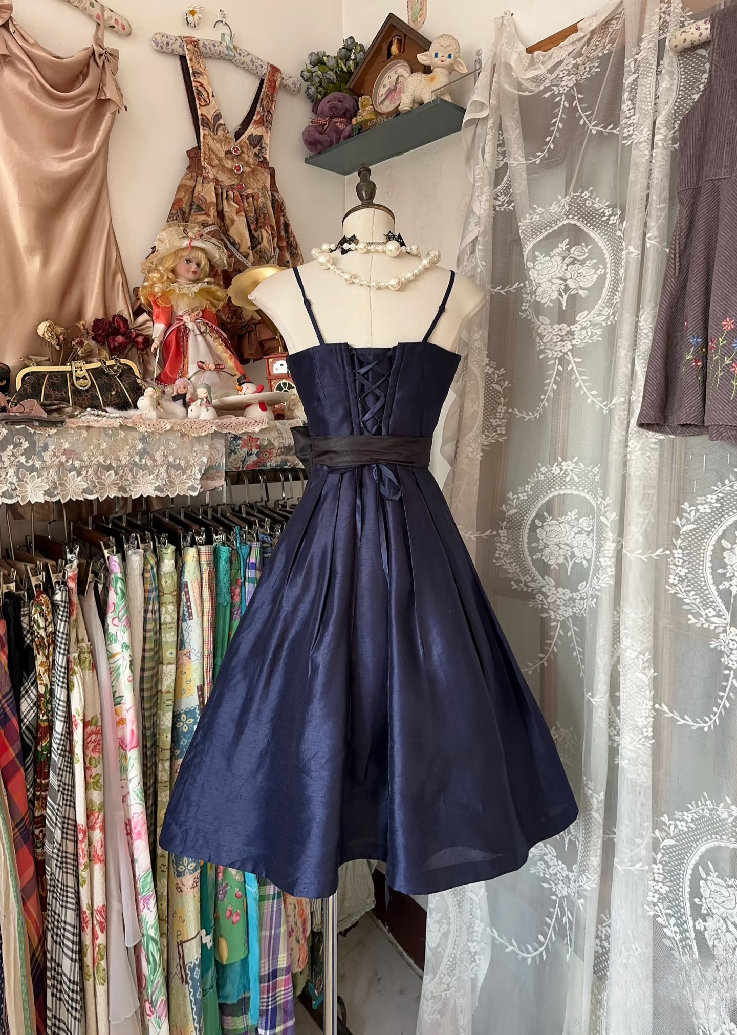 Robe de bal rétro à fines bretelles en satin bleu marine, courte, idéale pour un 19e anniversaire, une soirée de retrouvailles ou un cocktail (AU074)