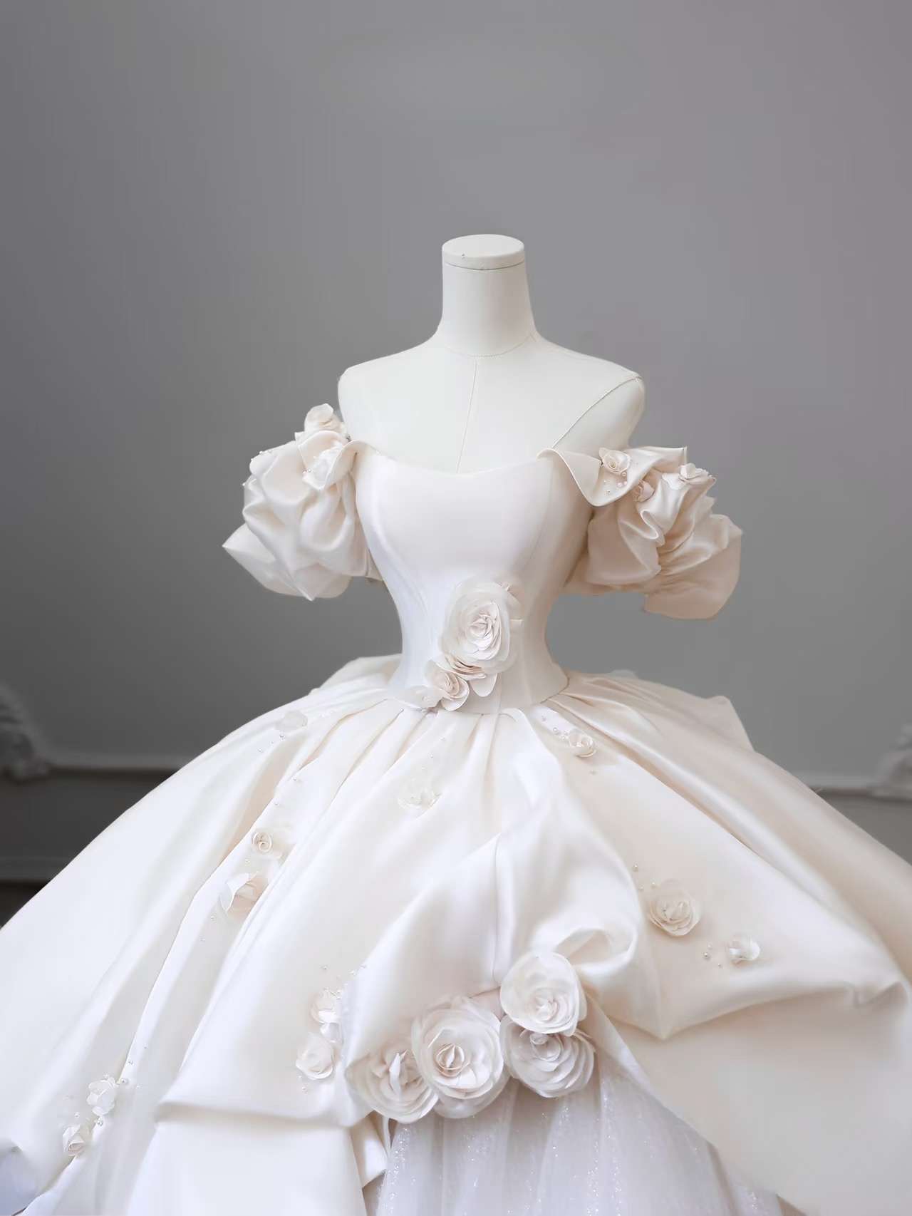 Verträumtes Ballkleid aus der Schulter Satin mit kurzen Ärmeln weiß lange Blumen Brautkleid Fee formale Brautkleider AU082