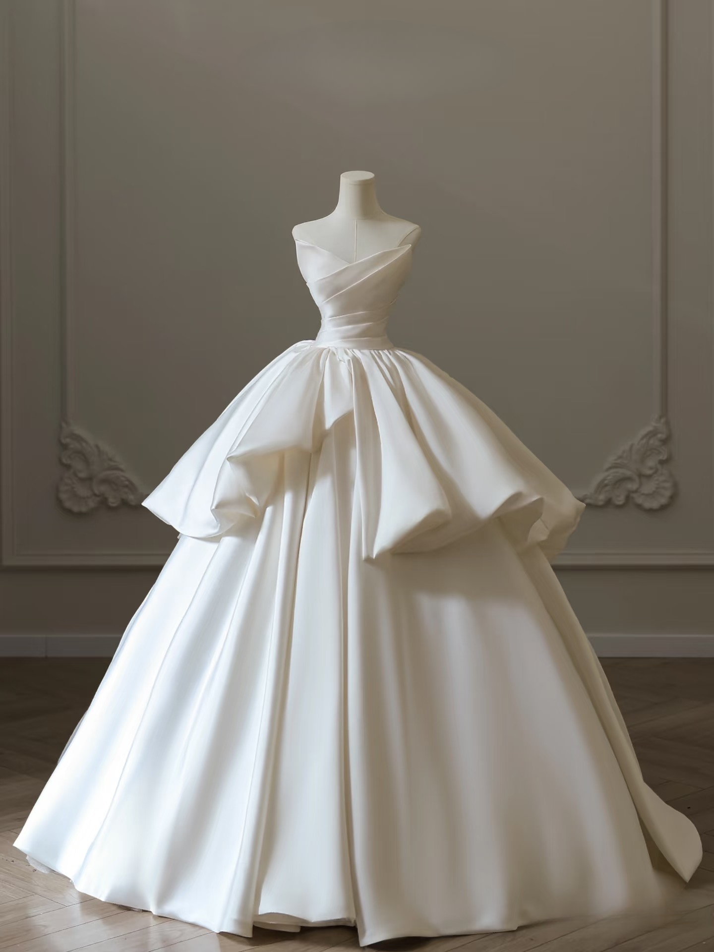 Verträumtes Ballkleid Trägerloses Satin Plissee Weißes Langes Hochzeitskleid Fee Formale Brautkleider AU085