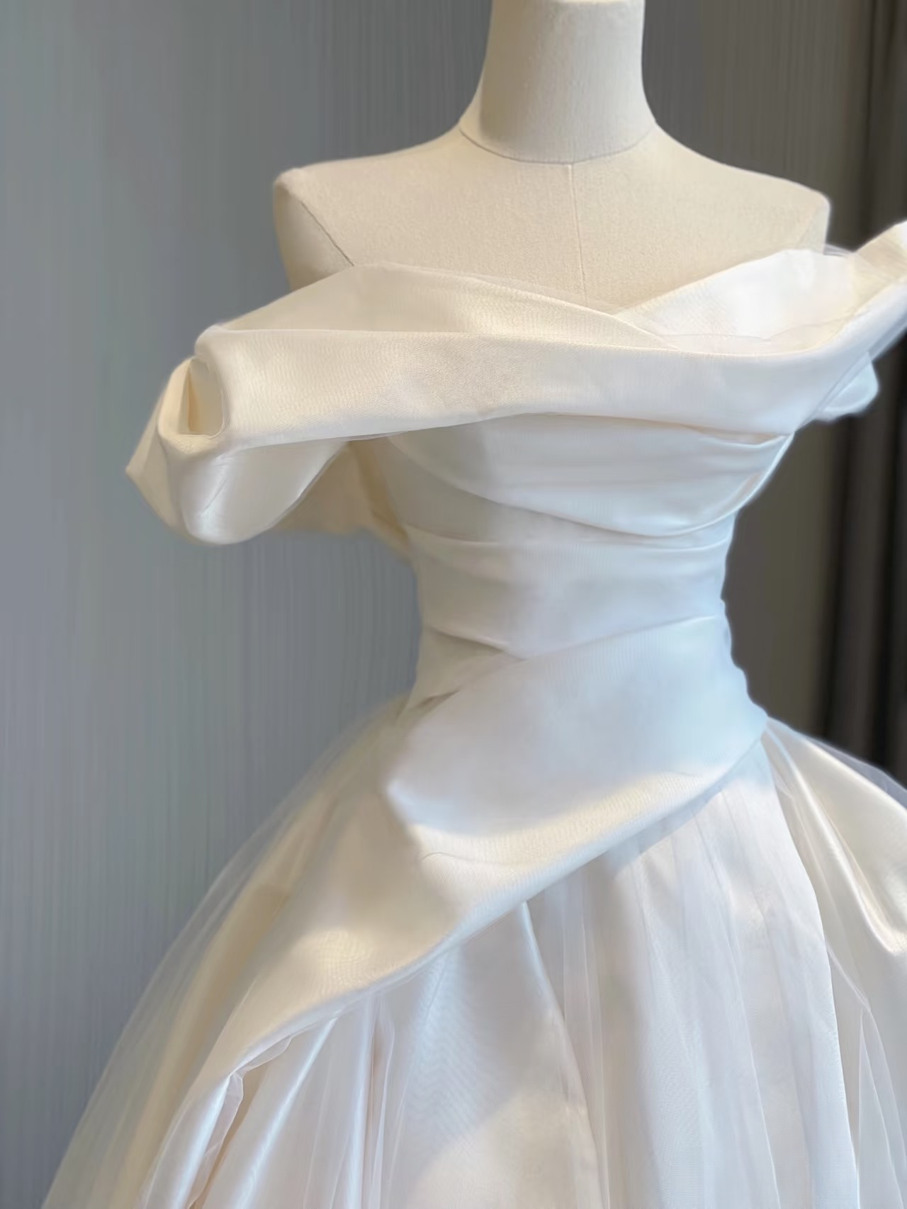 Dream Ball Gown Off The Shoulder Satin White Wedding Dress With Sleeves Fairytale Formal Wedding Dresses AU148