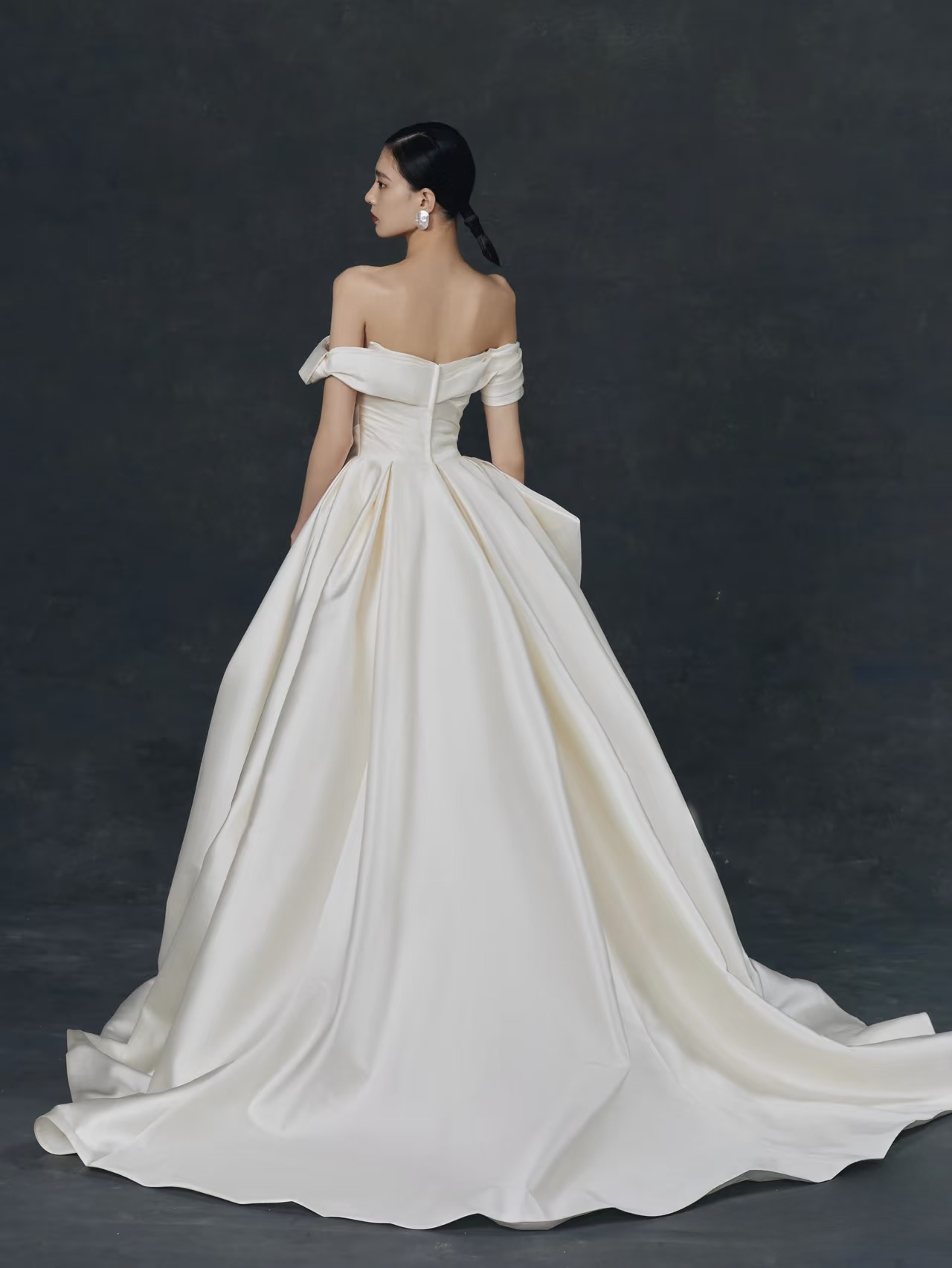 Dream Ball Gown Off The Shoulder Satin Wedding Dress With Sleeves Fairytale Formal Wedding Dresses AU150