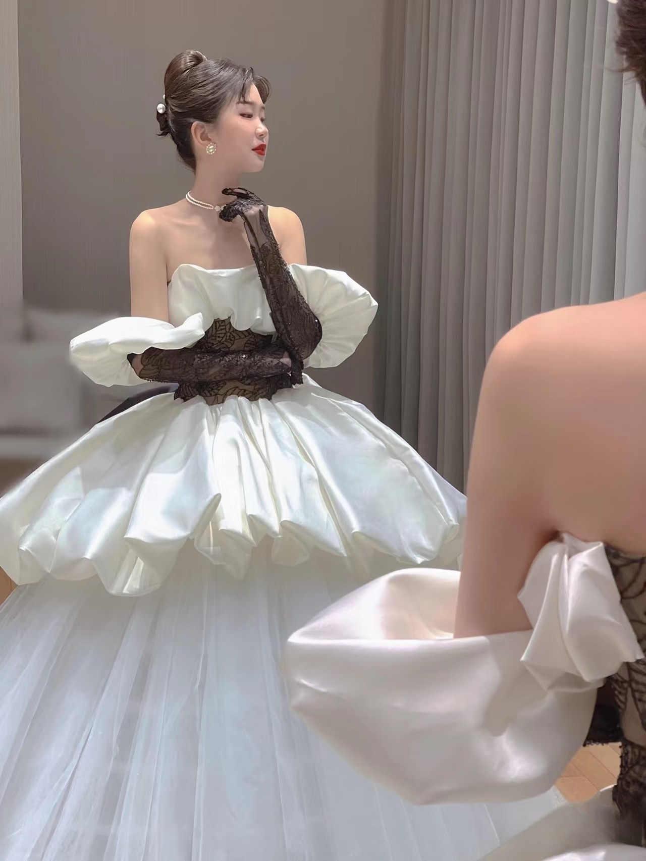 Verträumtes Ballkleid, trägerlos, ärmellos, weißer Satin, schwarze Spitze, langes Brautkleid, Märchen, Herbst, Frühling, Brautkleider AU163