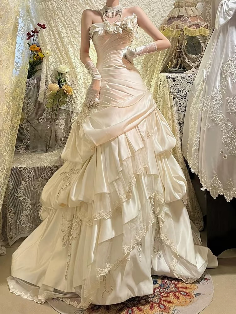 Robe de mariée longue blanche sirène sans bretelles en satin, style années 70, coupe ajustée, référence AU165
