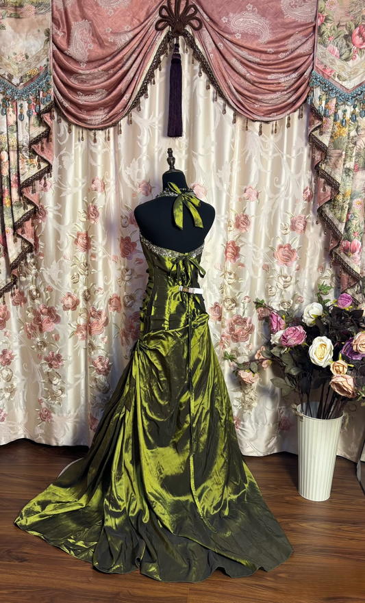 Robe de bal longue vintage sirène dos nu en satin vert ornée de perles et de sequins, sans manches, style années 90, référence AU174