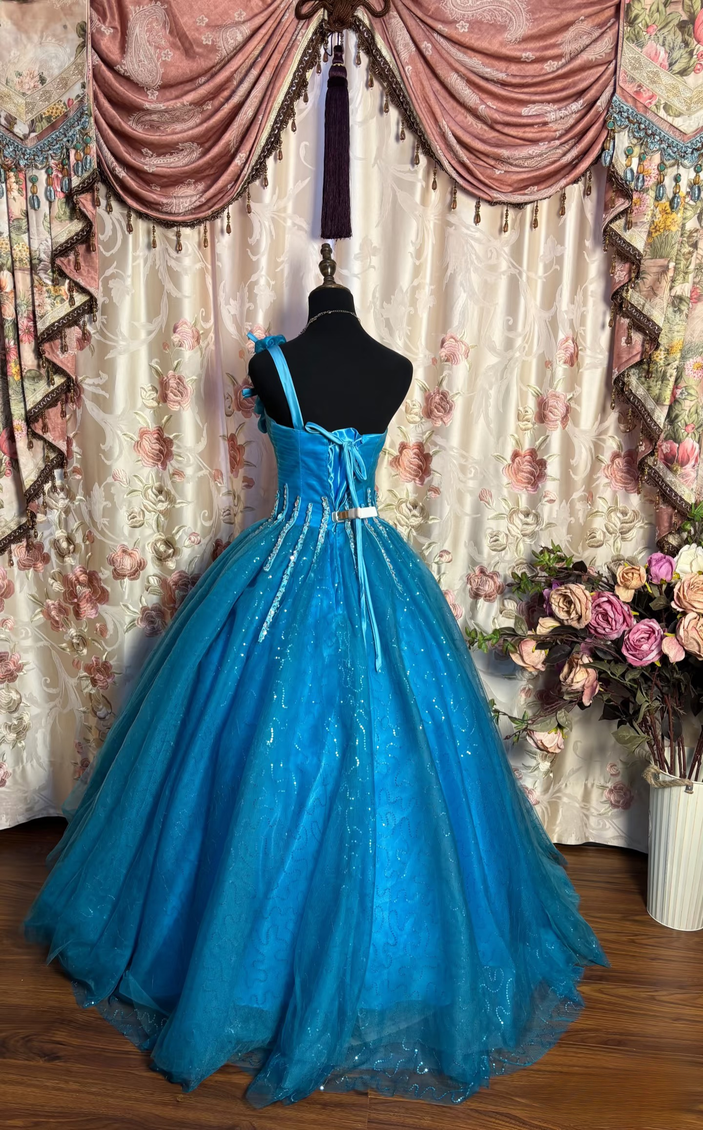 Robe de bal ravissante asymétrique en tulle bleu ornée de perles, longue, idéale pour les 15 et 16 ans (AU185).