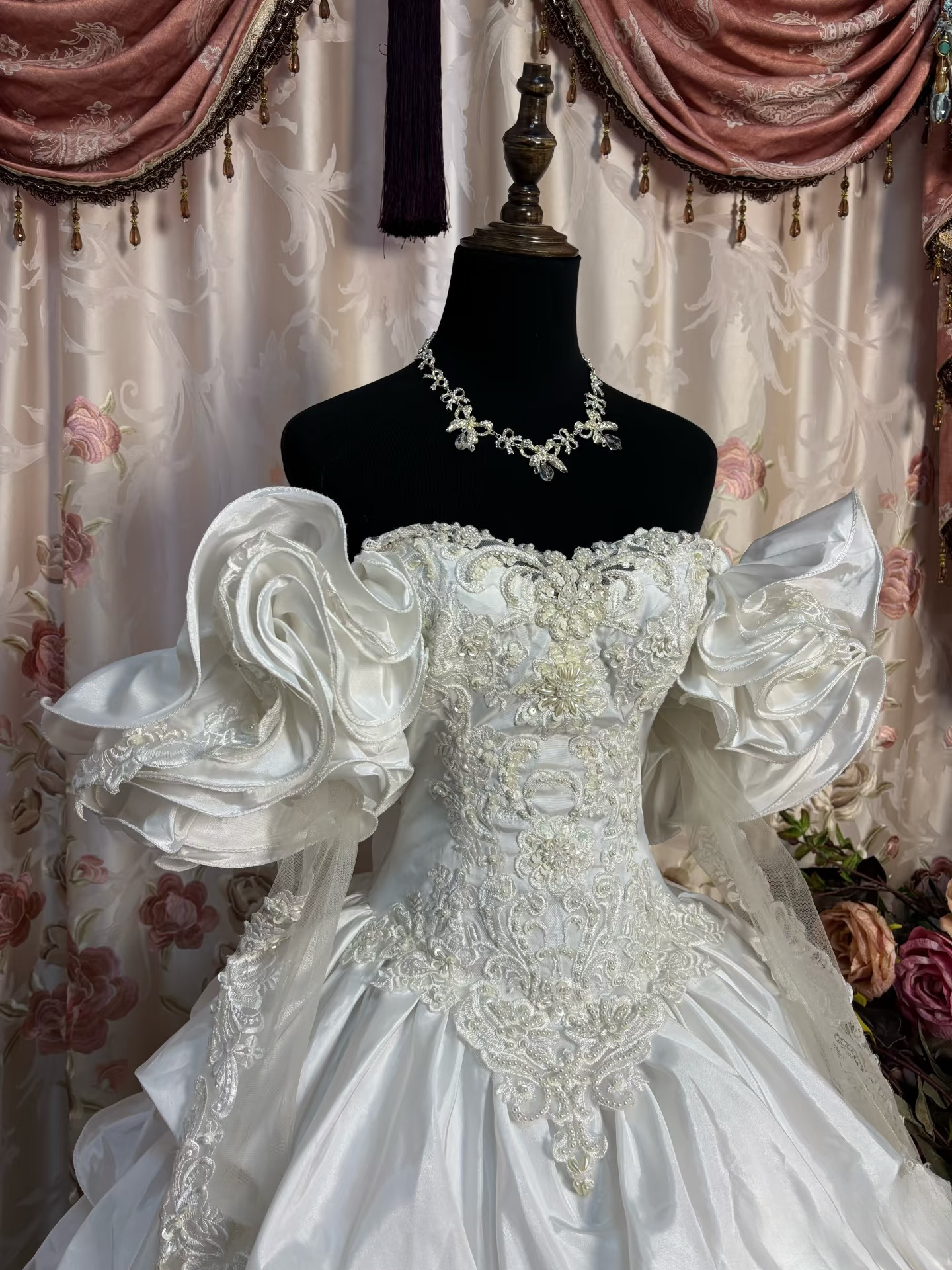 Retro Ball Gown Off The Shoulder Neckline 60s White Fitted Corset Bride Gown Long Wedding Dresses AU189