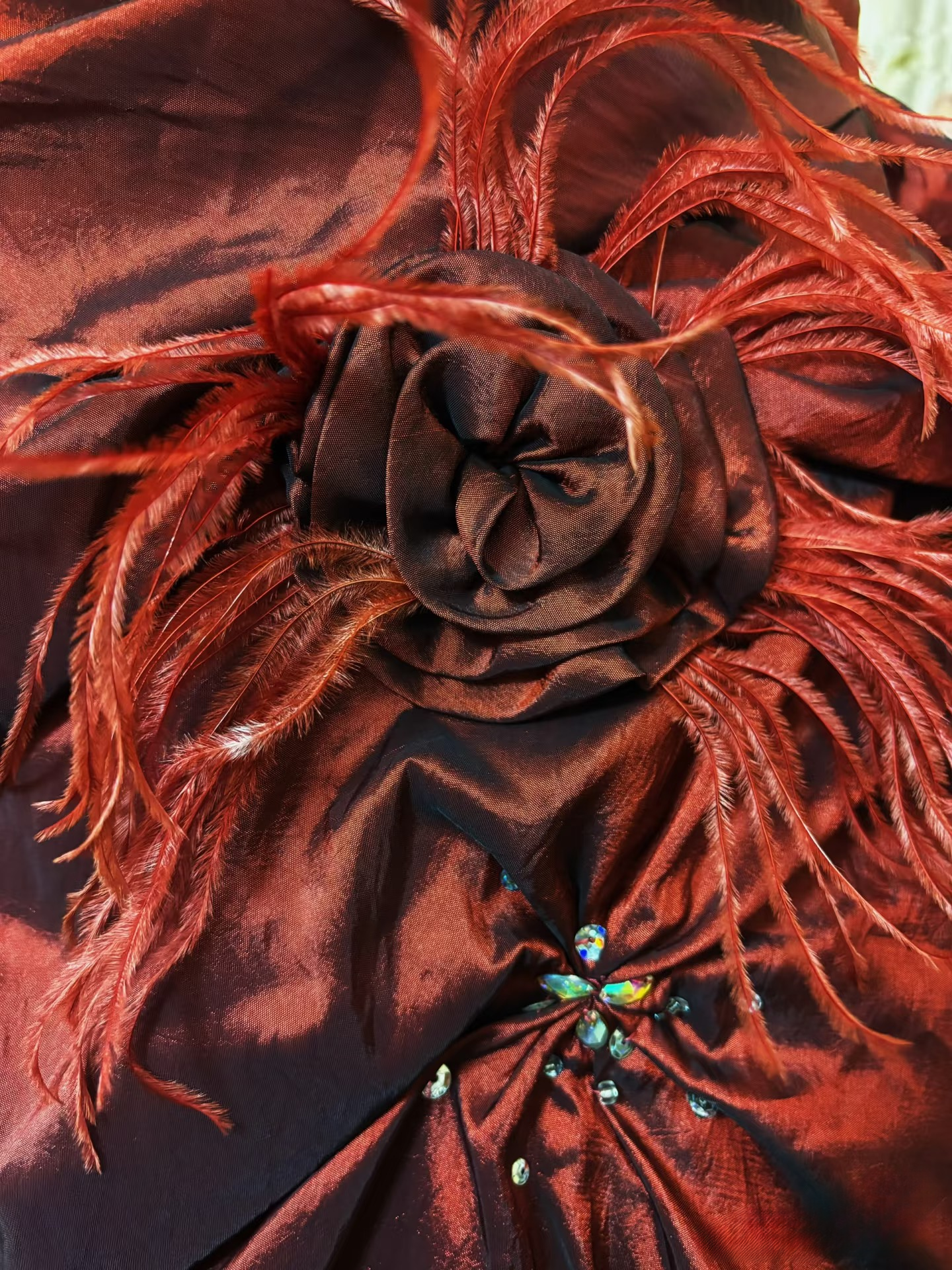 Robe de bal rétro bustier bordeaux en taffetas ornée de plumes, style années 70/80, AU194