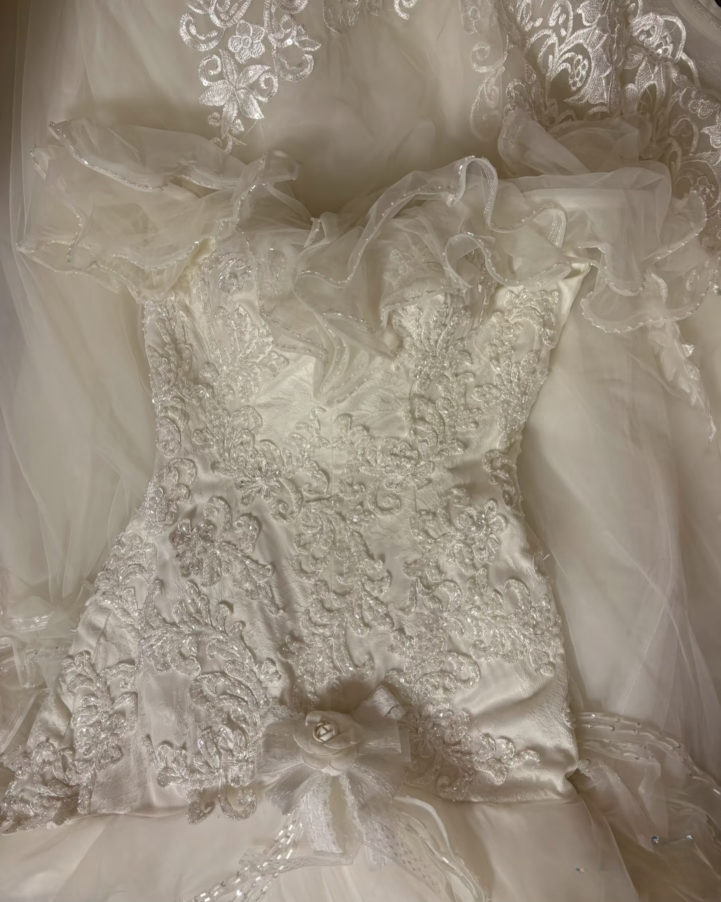 Robe de mariée longue blanche à bretelles spaghetti et dentelle style sirène rétro années 60 (AU256)