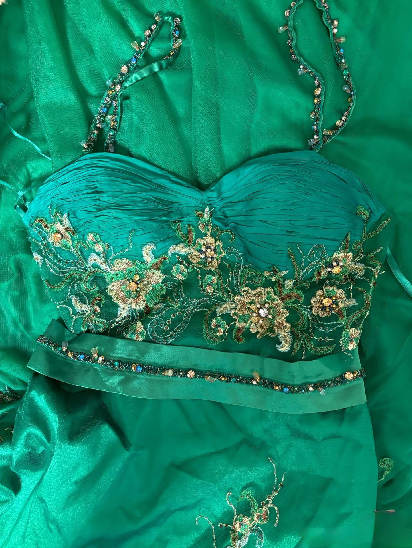 Robe de bal longue vintage sirène à fines bretelles en tulle vert ornée de perles et de pierres précieuses, idéale pour les soirées formelles et les adolescentes (AU271).