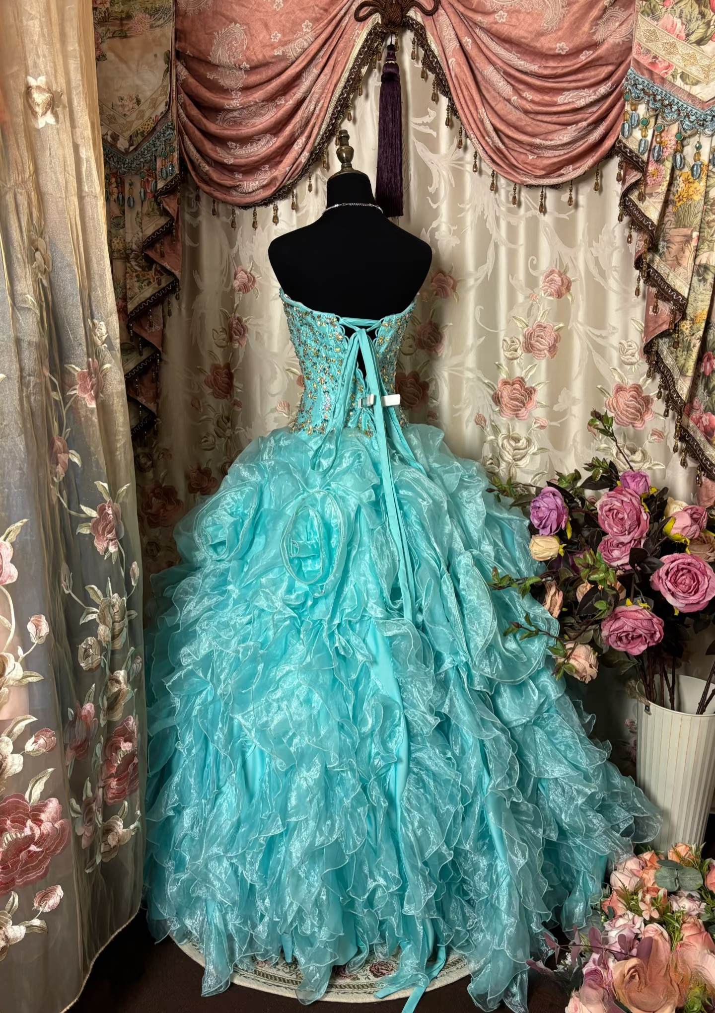 Robe de bal vintage bleue à décolleté cœur, ornée de perles dorées, à volants et à plusieurs couches, longue, idéale pour une quinceañera, un anniversaire de 15 ou 16 ans (AU284)