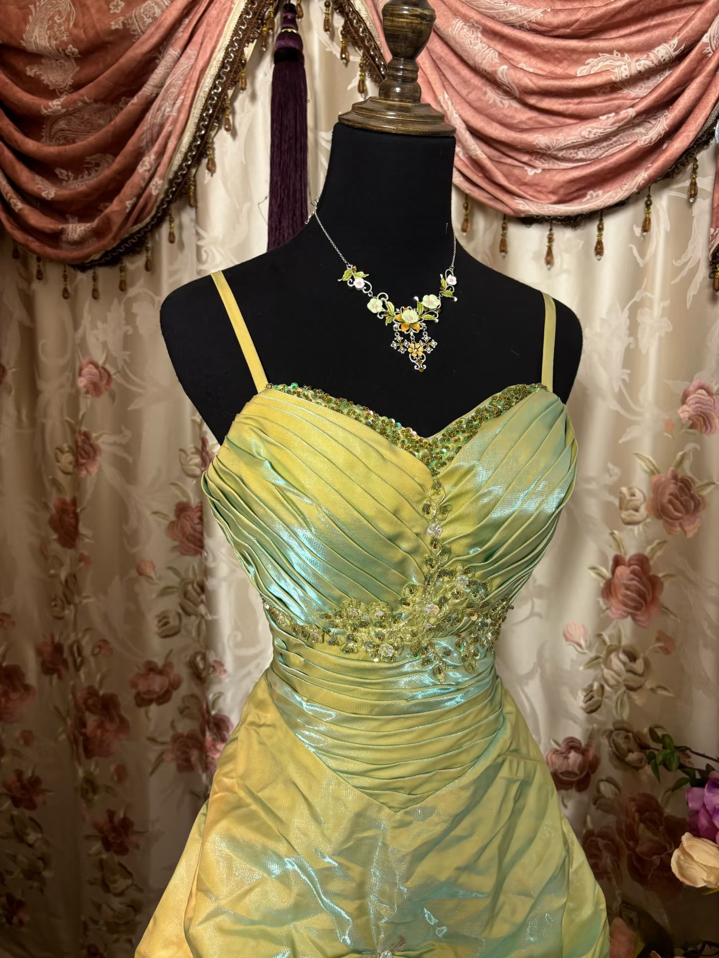 Robe de bal longue vintage sirène à bretelles spaghetti vert sauge ornée de perles et de pierres précieuses, idéale pour les soirées formelles et les adolescentes (AU292)