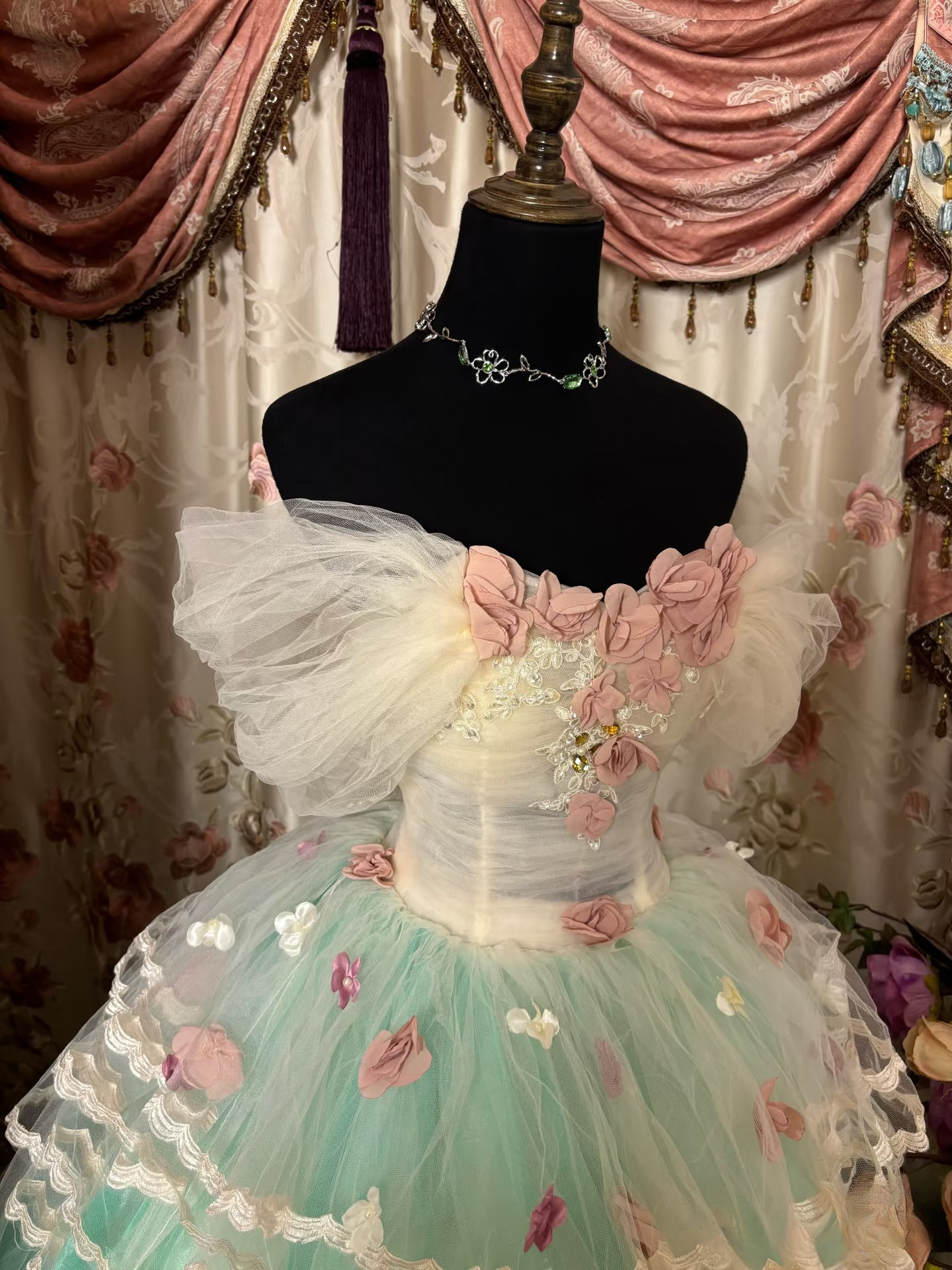 Robe de bal éblouissante en tulle à épaules dénudées avec appliques et volants superposés, robe longue de quinceañera, robe d'anniversaire pour les 15 ou 16 ans AU309