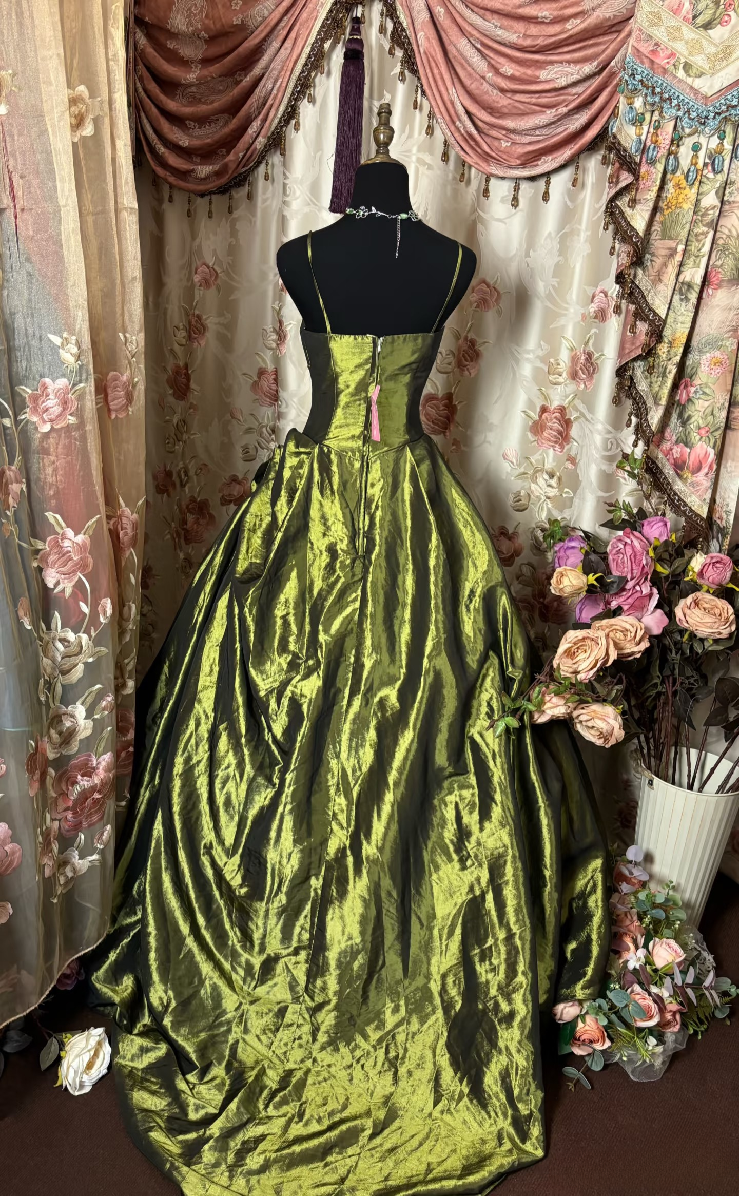 Robe de bal éblouissante vert olive à fines bretelles et ornée de perles et de volants, longue, idéale pour une quinceañera, un anniversaire de 15 ou 16 ans (AU312)