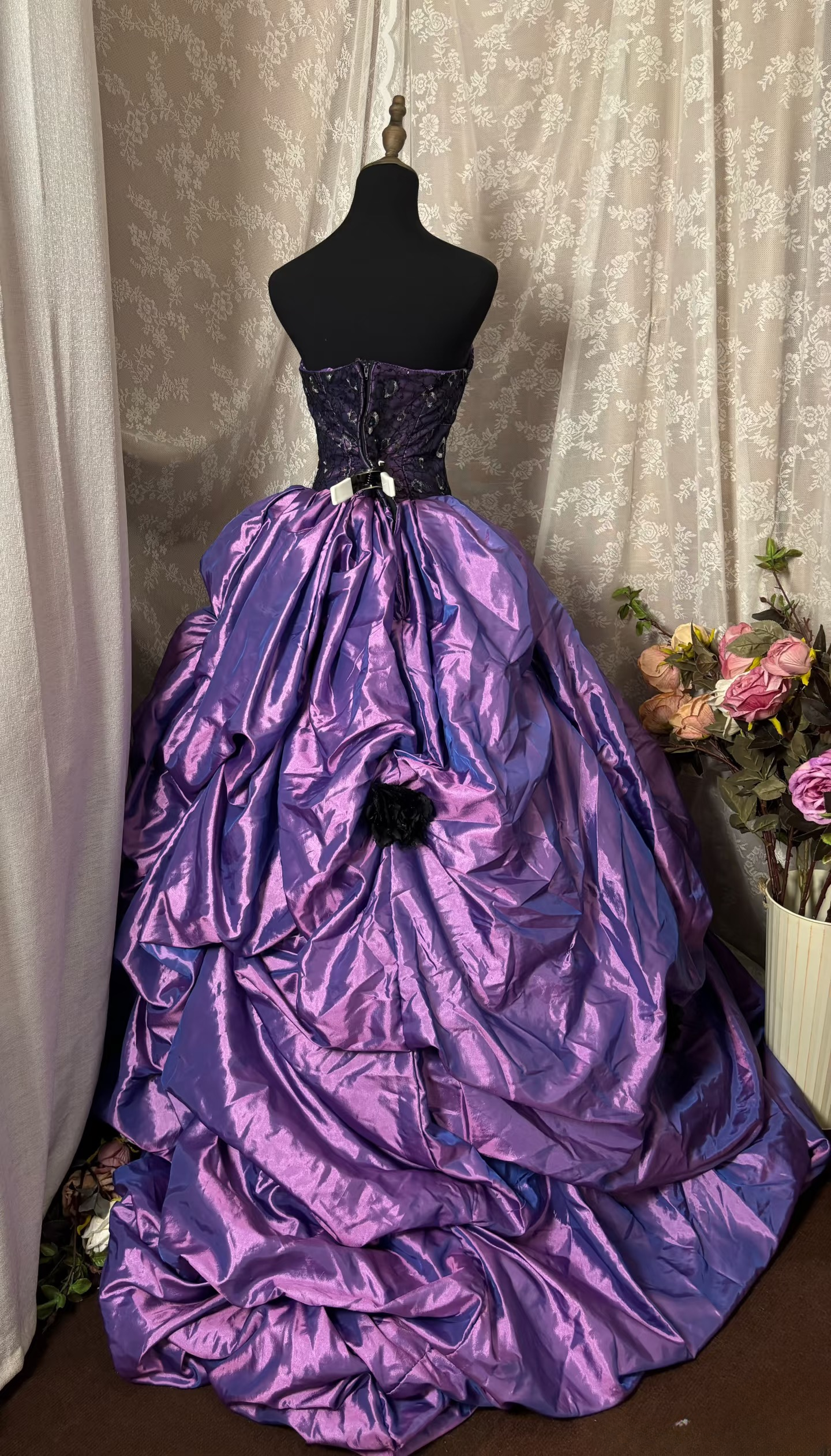 Robe de bal élégante sans bretelles en taffetas couleur raisin avec volants froncés, robe longue de quinceañera, robe d'anniversaire pour les 15 ou 16 ans (AU325)