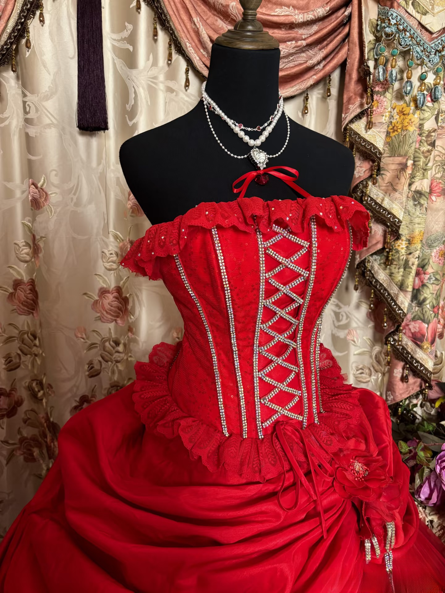 Robe de bal de princesse bustier en tulle rouge à volants, longue et froncée, idéale pour une quinceañera, un anniversaire de 15 ou 16 ans (AU335)