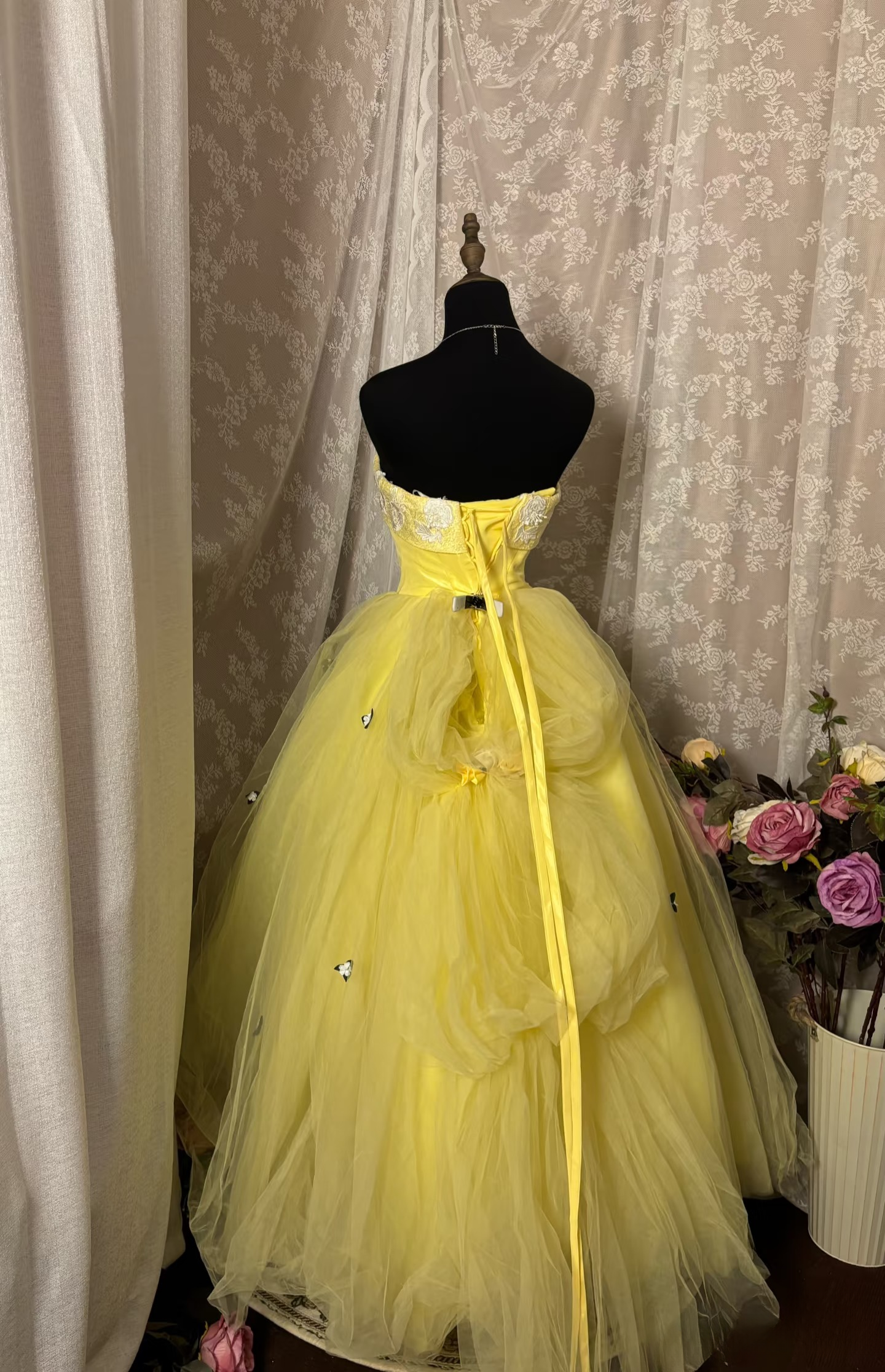 Robe de bal de princesse jaune bustier avec application de dentelle, longue et esthétique, idéale pour une quinceañera, un anniversaire de 15 ou 16 ans (AU345)