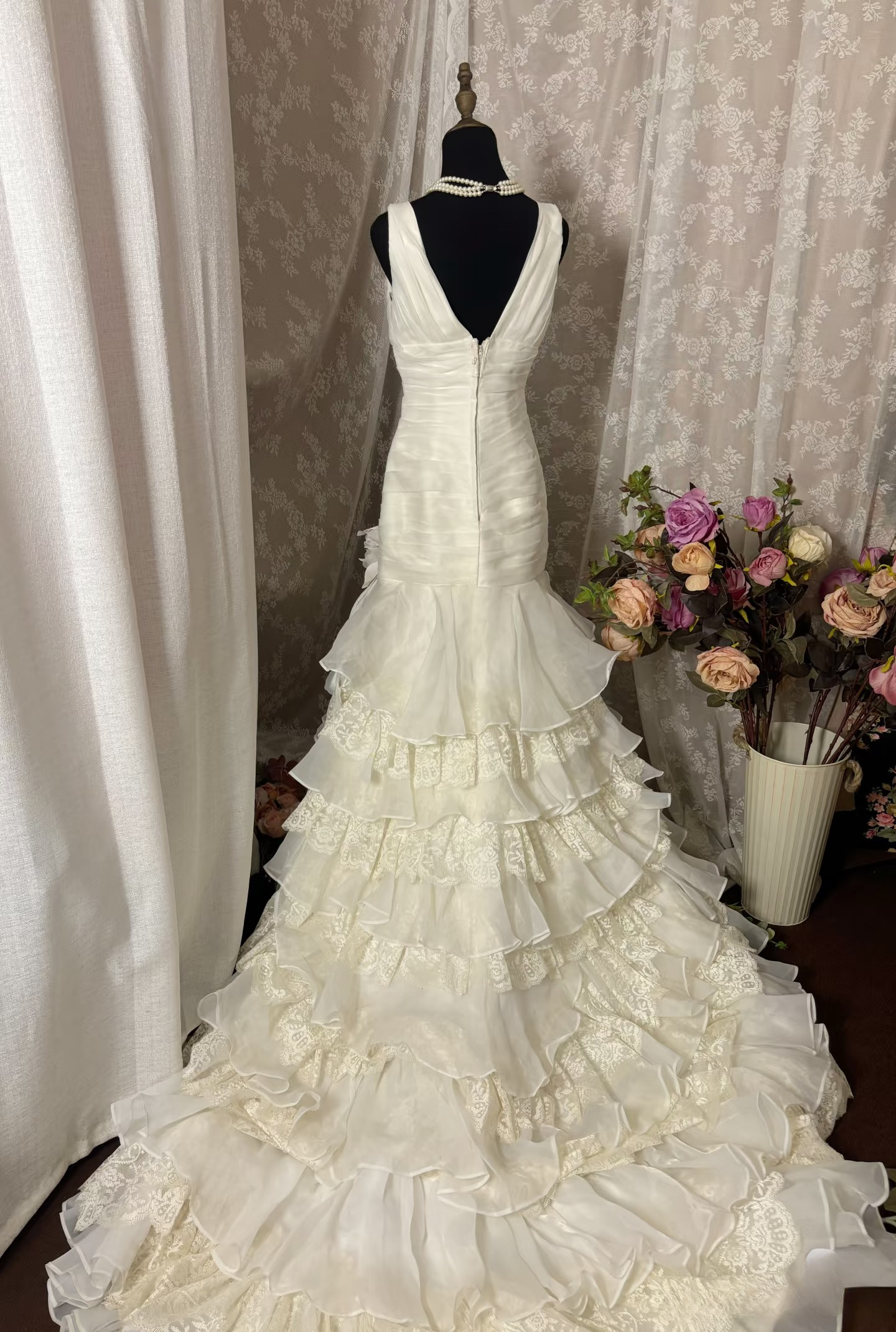 Robe de mariée longue sirène élégante vintage années 60, col en V, dentelle, ivoire, multicouches, AU346