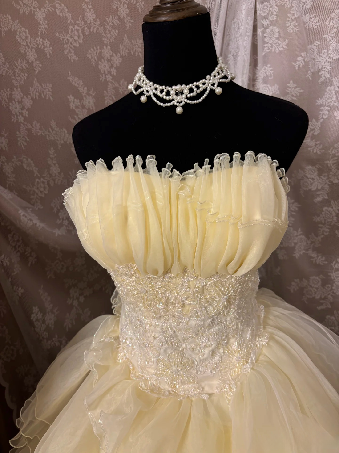 Robe de bal de princesse jaune bustier avec application de dentelle, longue et esthétique, idéale pour une quinceañera, un anniversaire de 15 ou 16 ans (AU354)