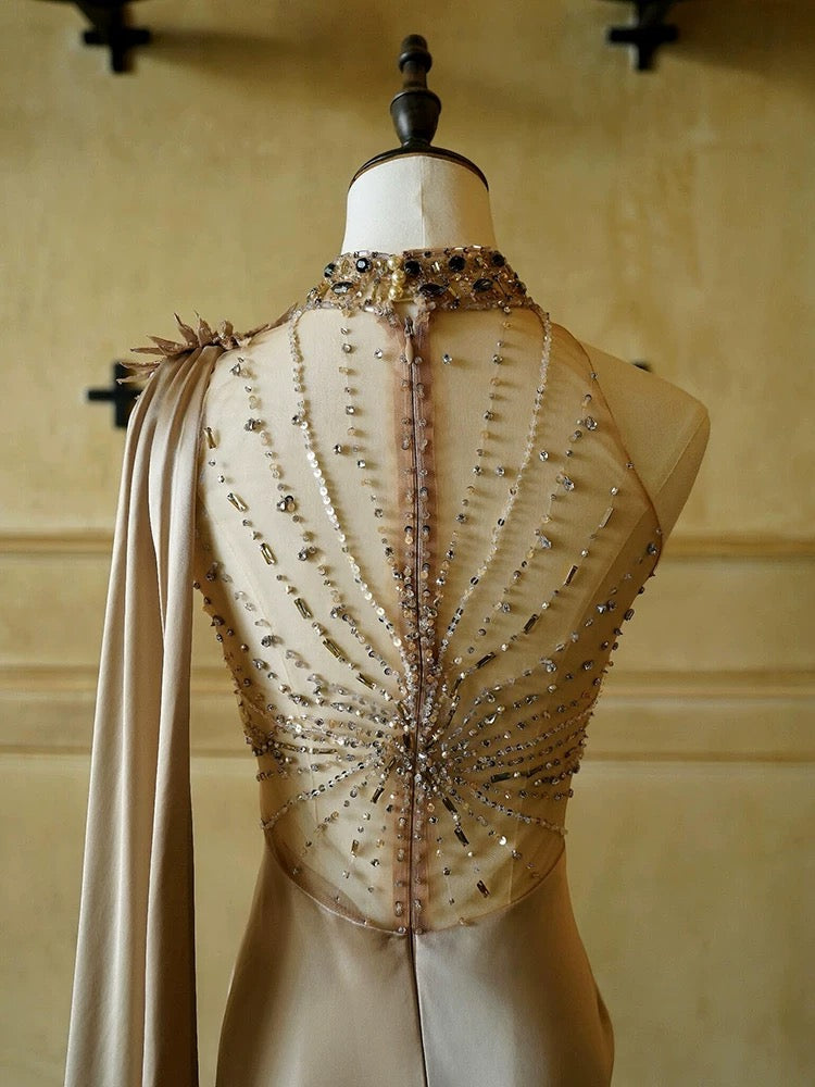 Magnifique robe de bal longue plissée à une épaule et col montant ornée de perles (AU379)