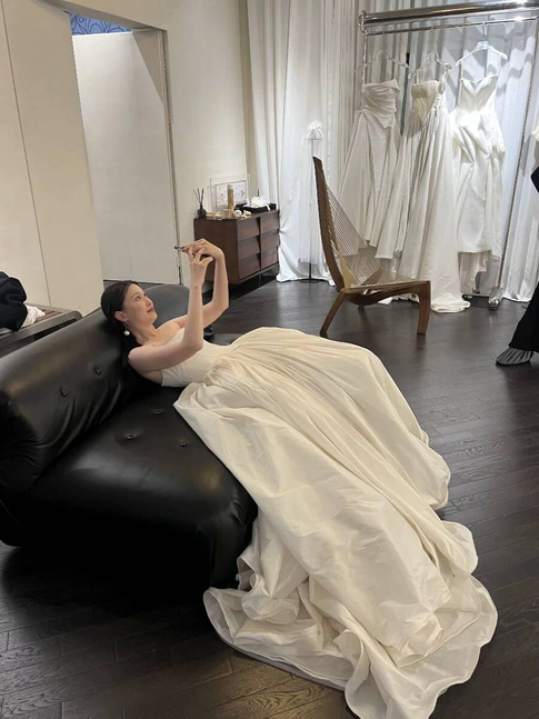 Dreamy Ball Gown Strapless Satin Wedding Dress Fairytale Long Wedding Dresses AU469
