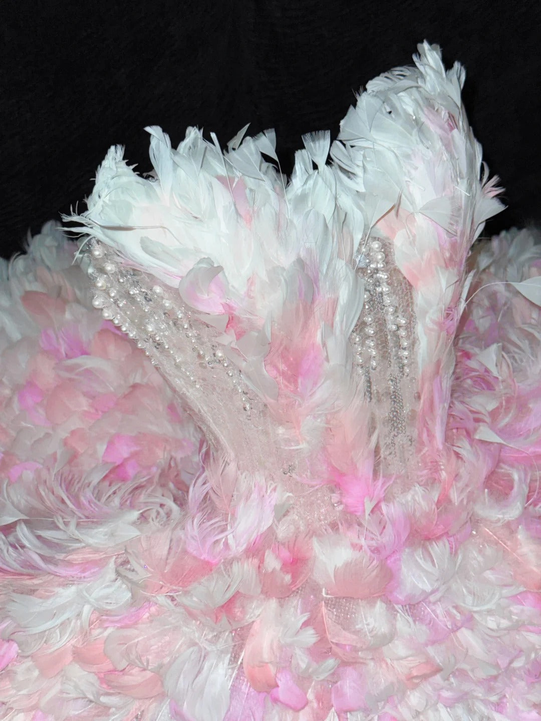 Robe de bal de luxe bustier rose à plumes, courte, idéale pour un 18e anniversaire, une soirée de retrouvailles ou un cocktail (AU606)