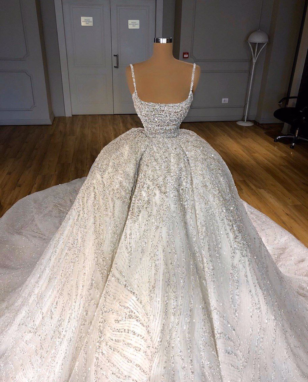 Robe de mariée sirène scintillante à bretelles spaghetti et paillettes blanches et argentées, robe de mariée de style féerique B124