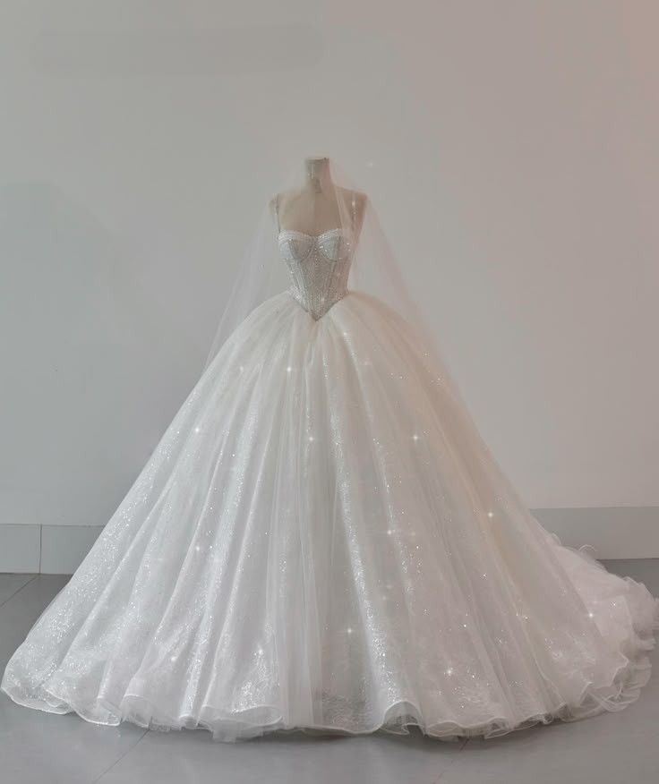 Robe de mariée longue romantique en tulle blanc à bretelles spaghetti, robe de mariée de style féerique, robe de mariée formelle B134