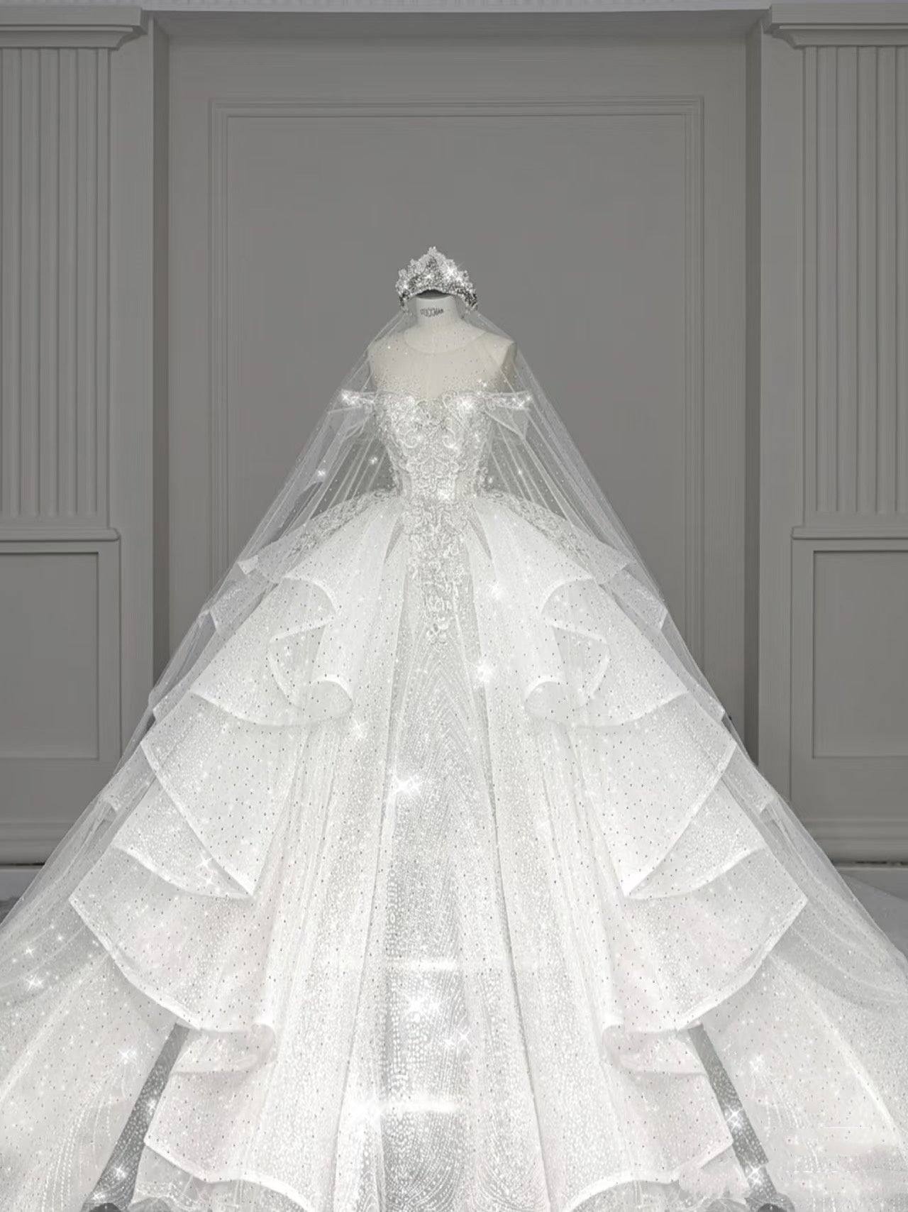 Robe de mariée blanche élégante à épaules dénudées et manches courtes, longue robe à paillettes, robe de mariée de style féerique B143