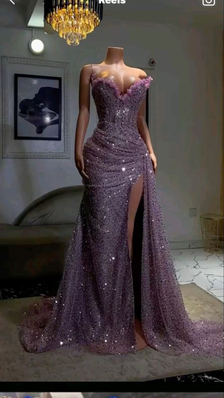 Elegantes Meerjungfrau-Abendkleid mit herzförmigem Ausschnitt und Pailletten in Flieder, bodenlang, Inspiration für Ballkleider mit Schlitz B213