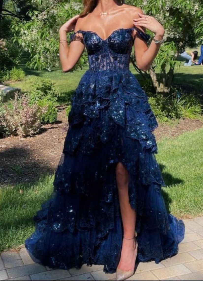 Charmantes Ballkleid aus der Schulter Marineblaue Spitze Pailletten Ballkleider Inspiration Ballkleid Prinzessin Abschlussballkleid B448