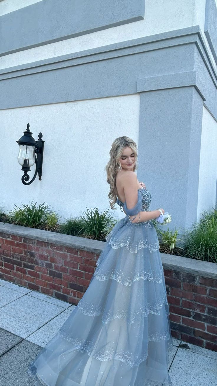 Charmantes Ballkleid aus schulterfreiem, staubblauem Tüll, Ballkleider, Inspiration, Ballkleid, Prinzessin, Abschlusskleid B467