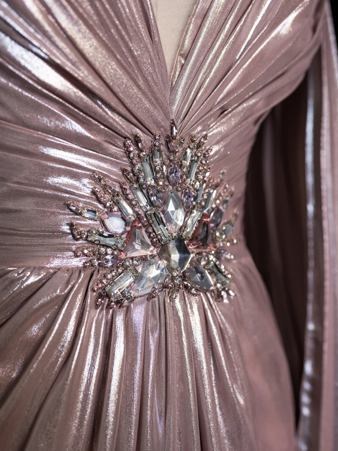 Vintage A-Linien-Abendkleid mit V-Ausschnitt, rosafarbenem Satin-Oberteil mit Perlenbesatz und Cape, langes Ballkleid, formelles Abendkleid N541