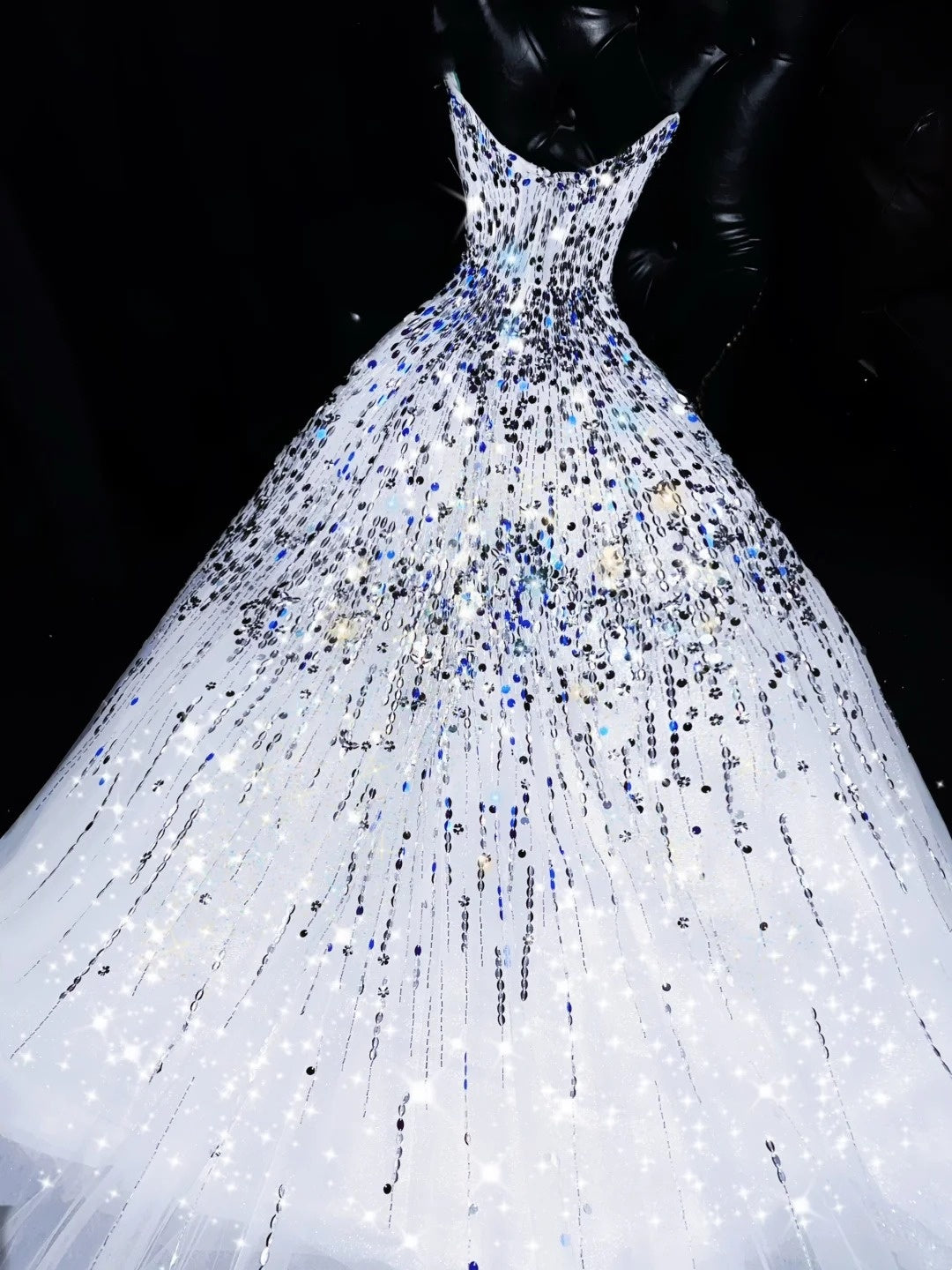 Funkelndes Ballkleid mit herzförmigem Dekolleté, weißem, perlenbesetztem Oberteil, langes Abendkleid, formelles Kleid N542