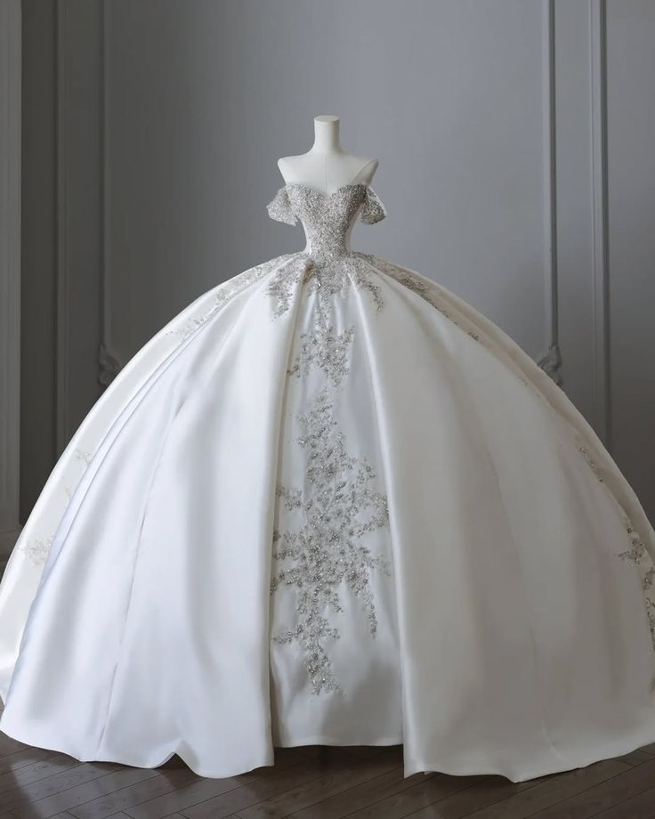 Robe de mariée intemporelle en satin blanc à épaules dénudées et manches longues, style conte de fées, RB2862
